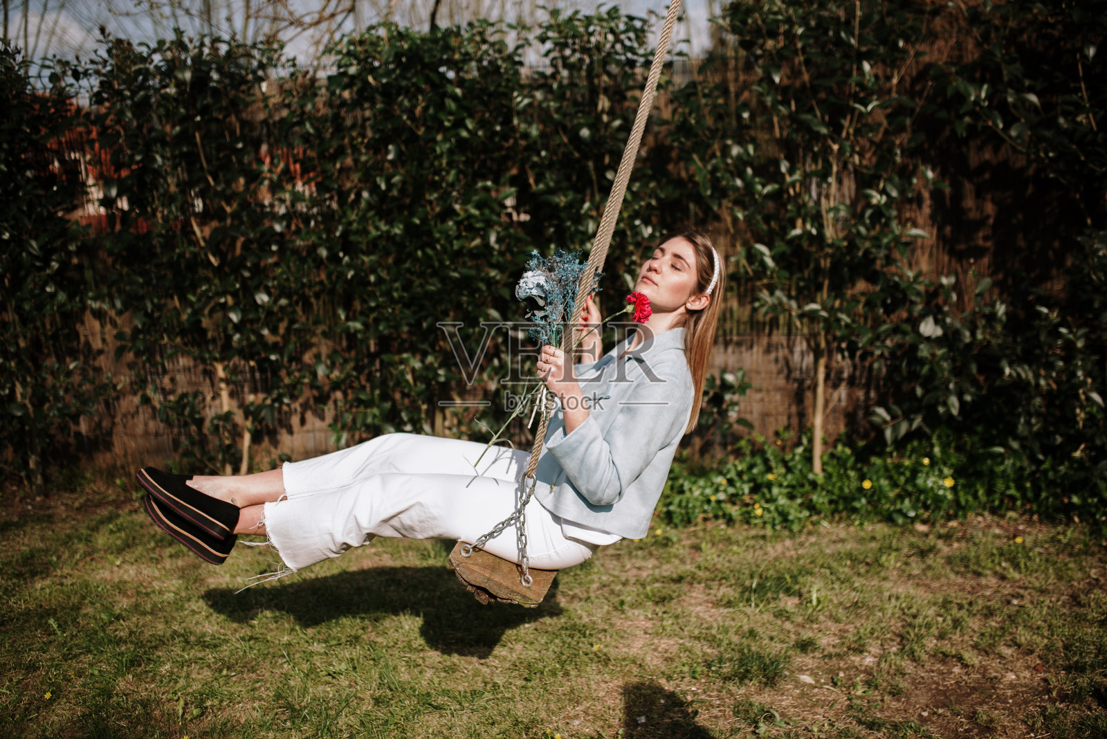 荡秋千的年轻女子照片摄影图片