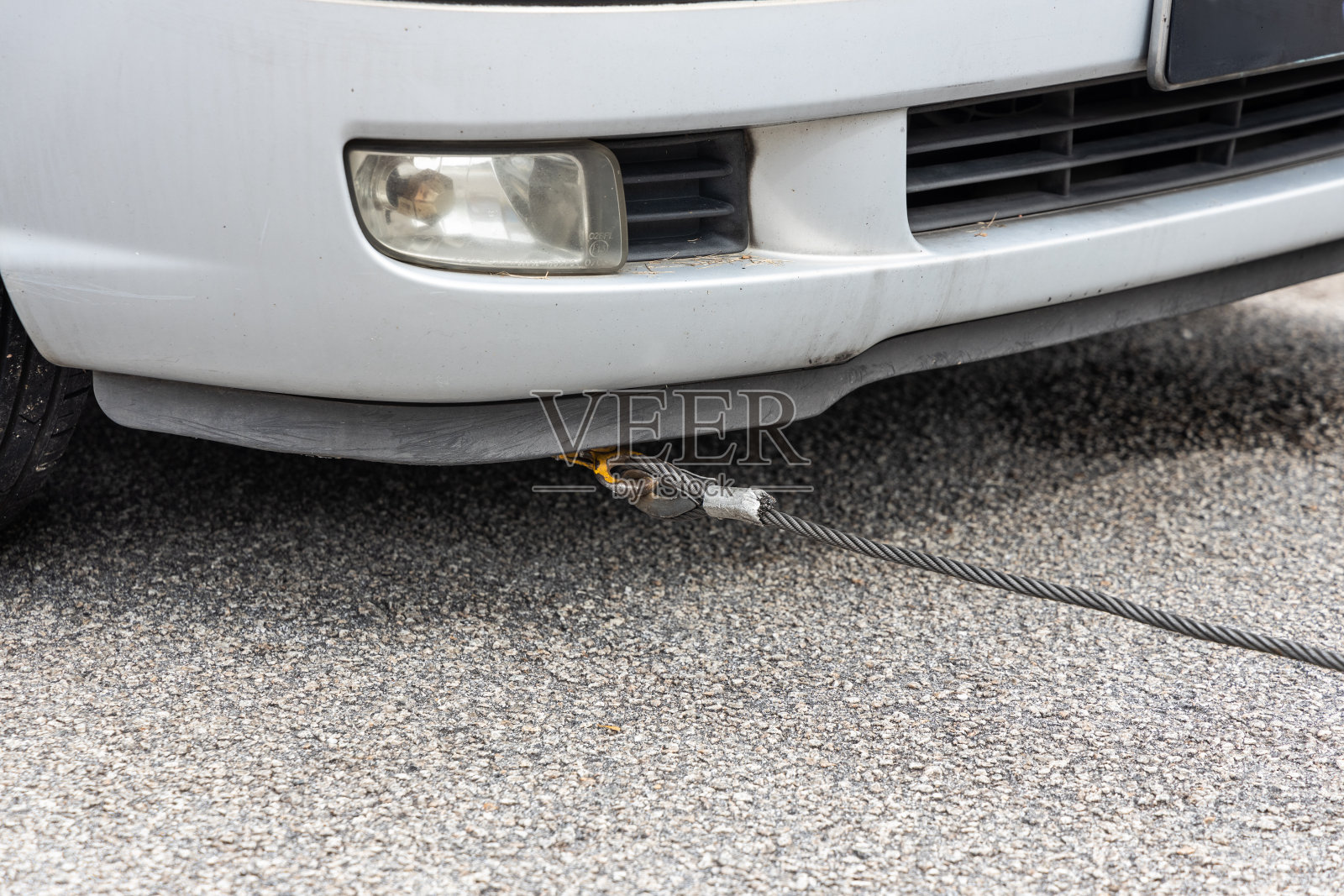 连接在坏车上的电缆被拖到拖车上照片摄影图片