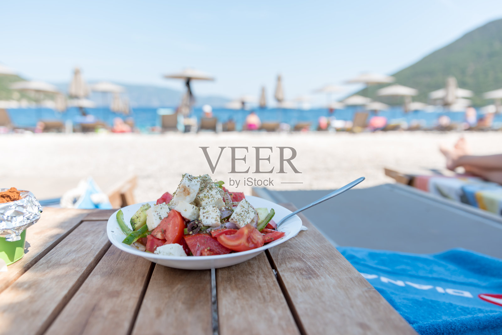 一盘真正的希腊沙拉就要来了照片摄影图片