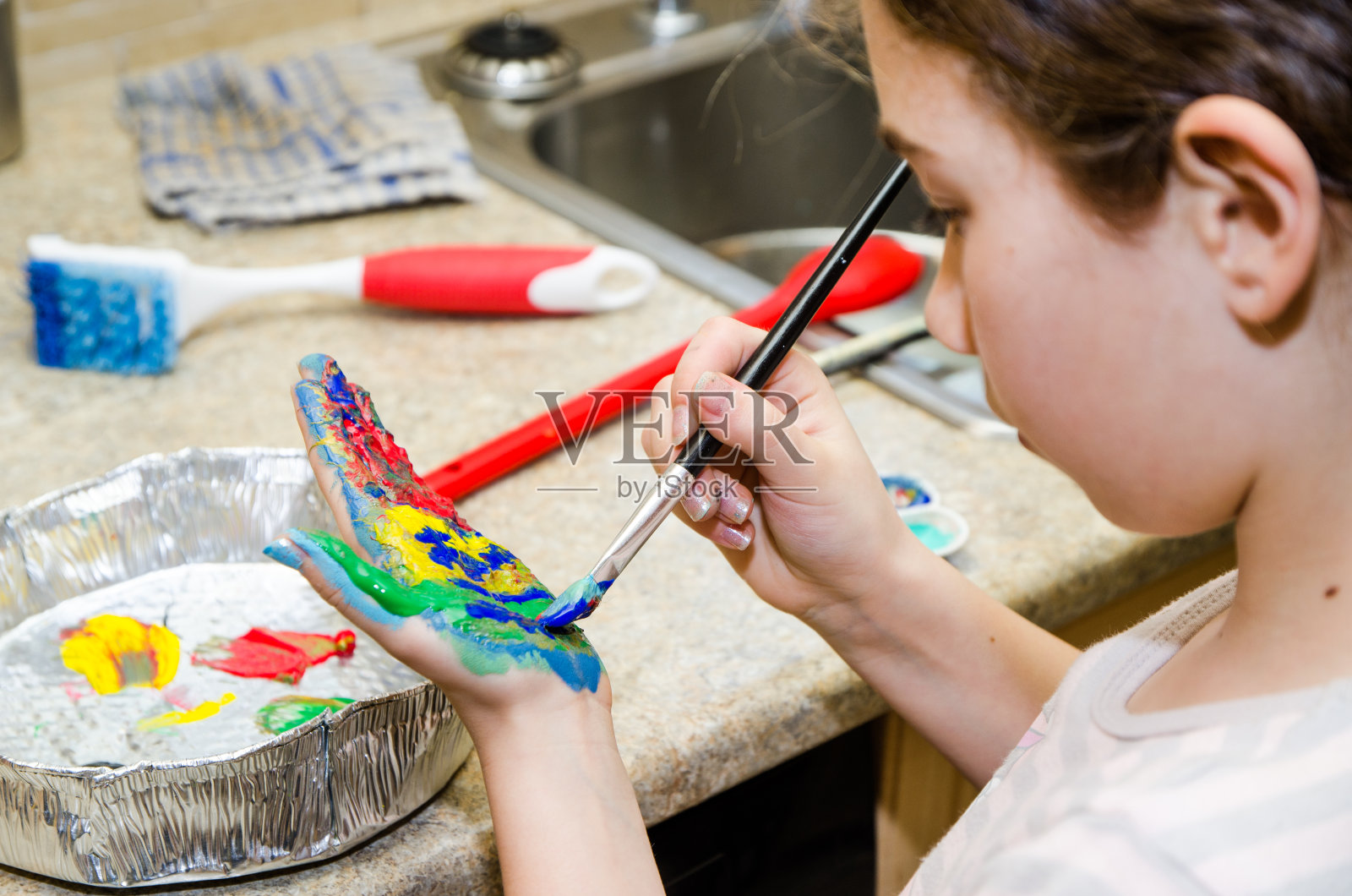 女孩在她的手绘画照片摄影图片