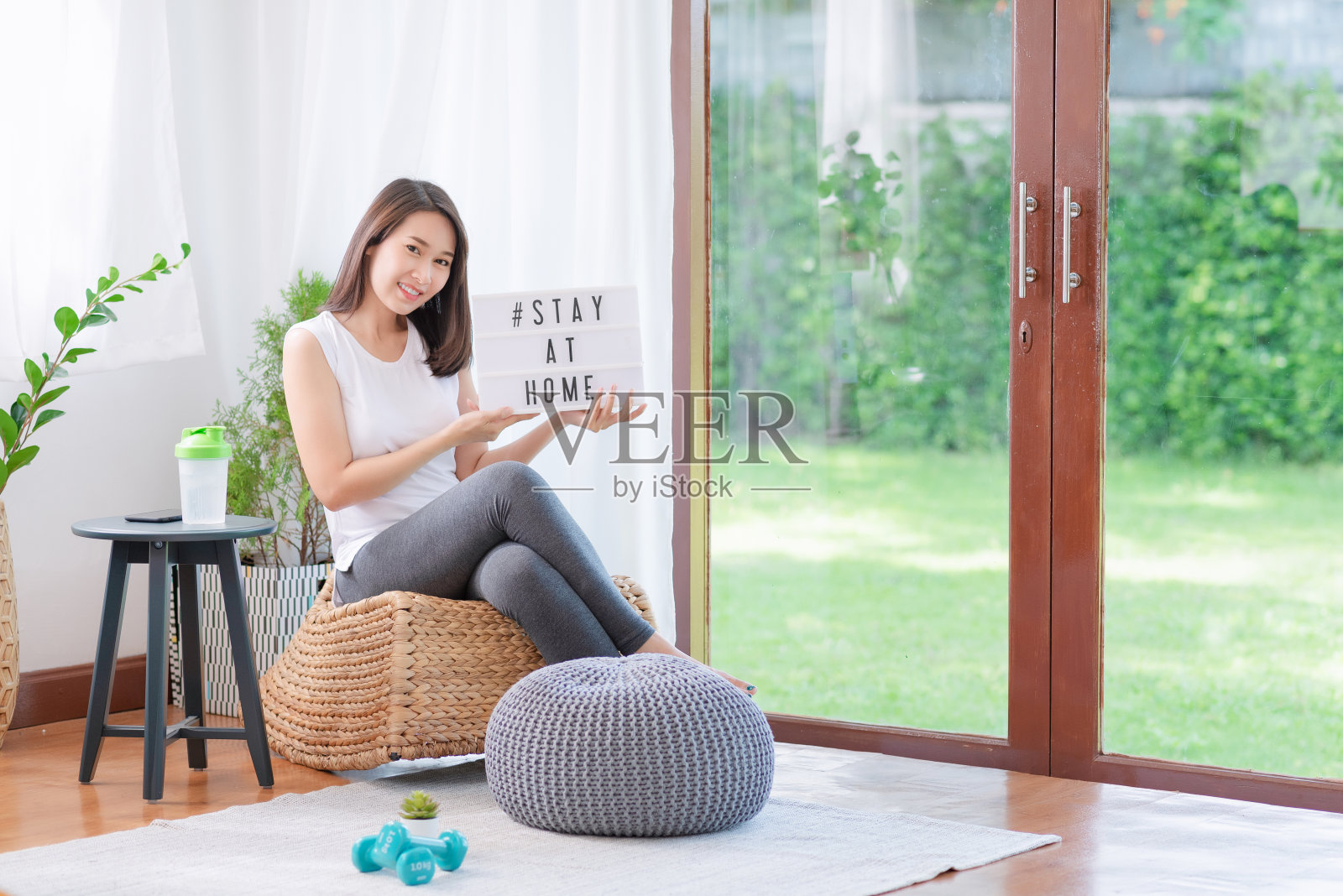 美丽的亚洲女人保持健康的生活方式在家里锻炼照片摄影图片