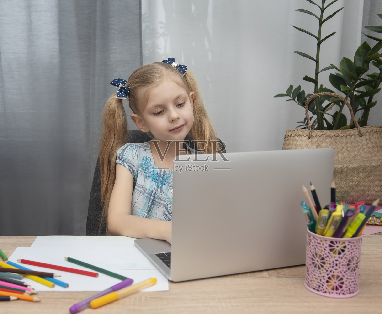 可爱的女孩在做作业照片摄影图片