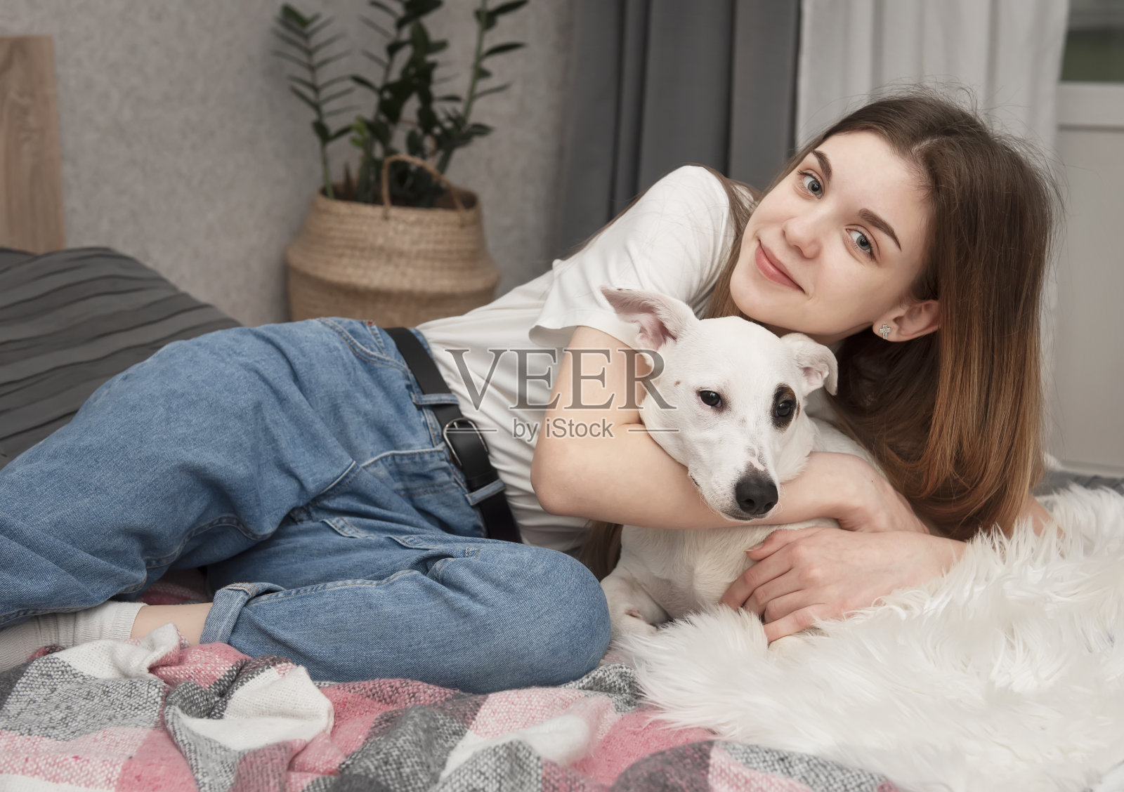 小女孩在和她的狗玩耍照片摄影图片