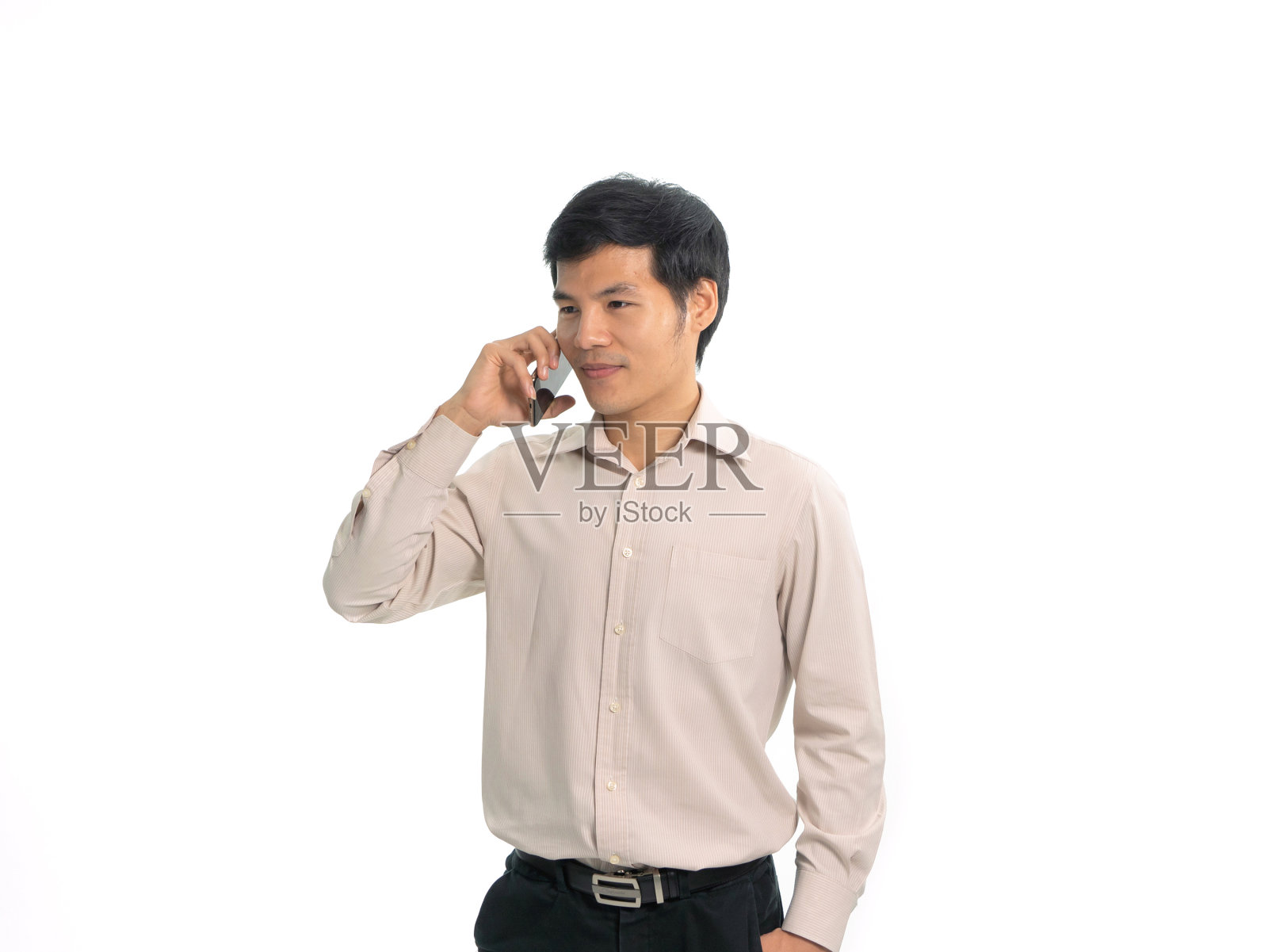 一个快乐的年轻亚洲商人在白色背景下使用手机。技术设备。照片摄影图片