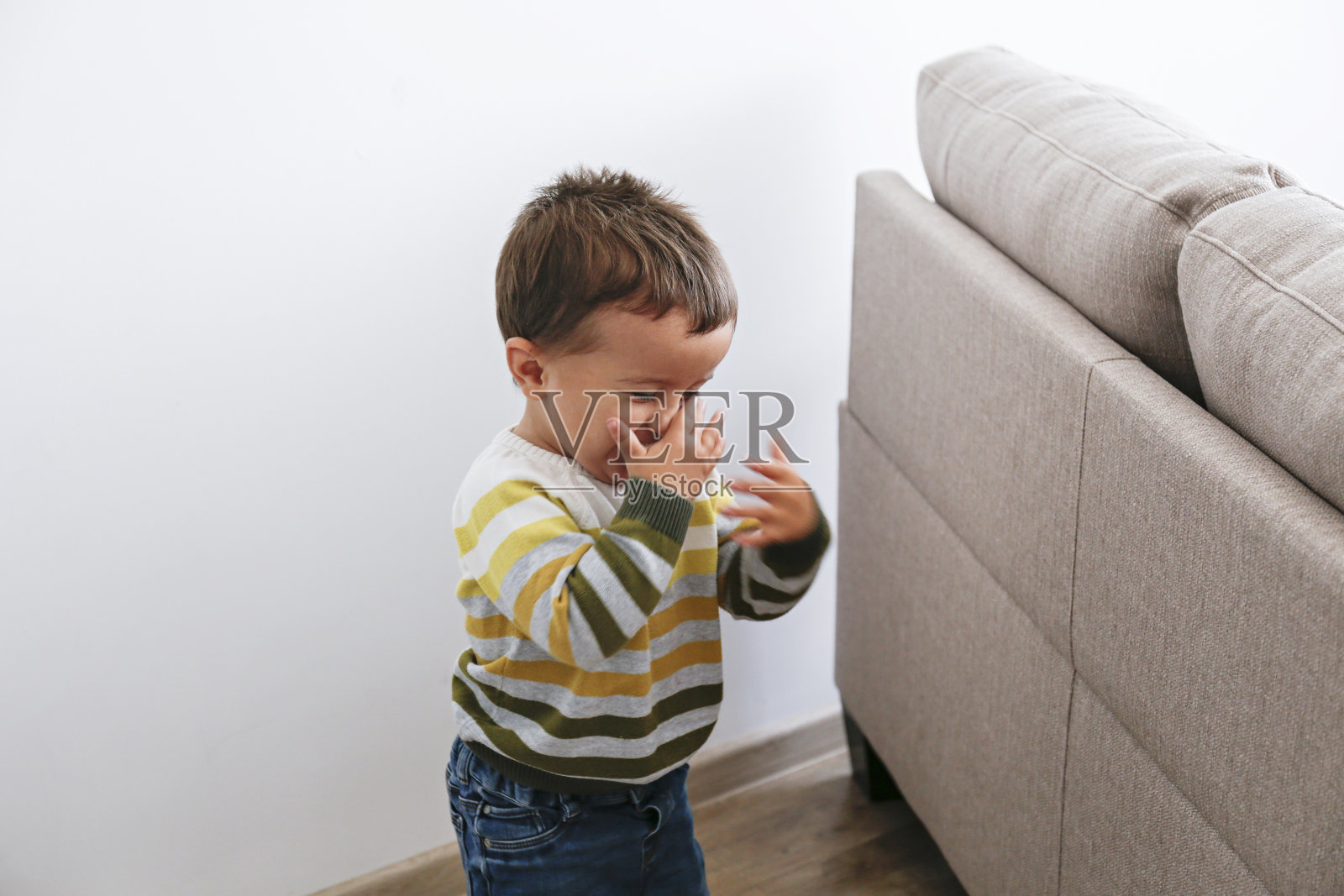 孩子在家里照片摄影图片