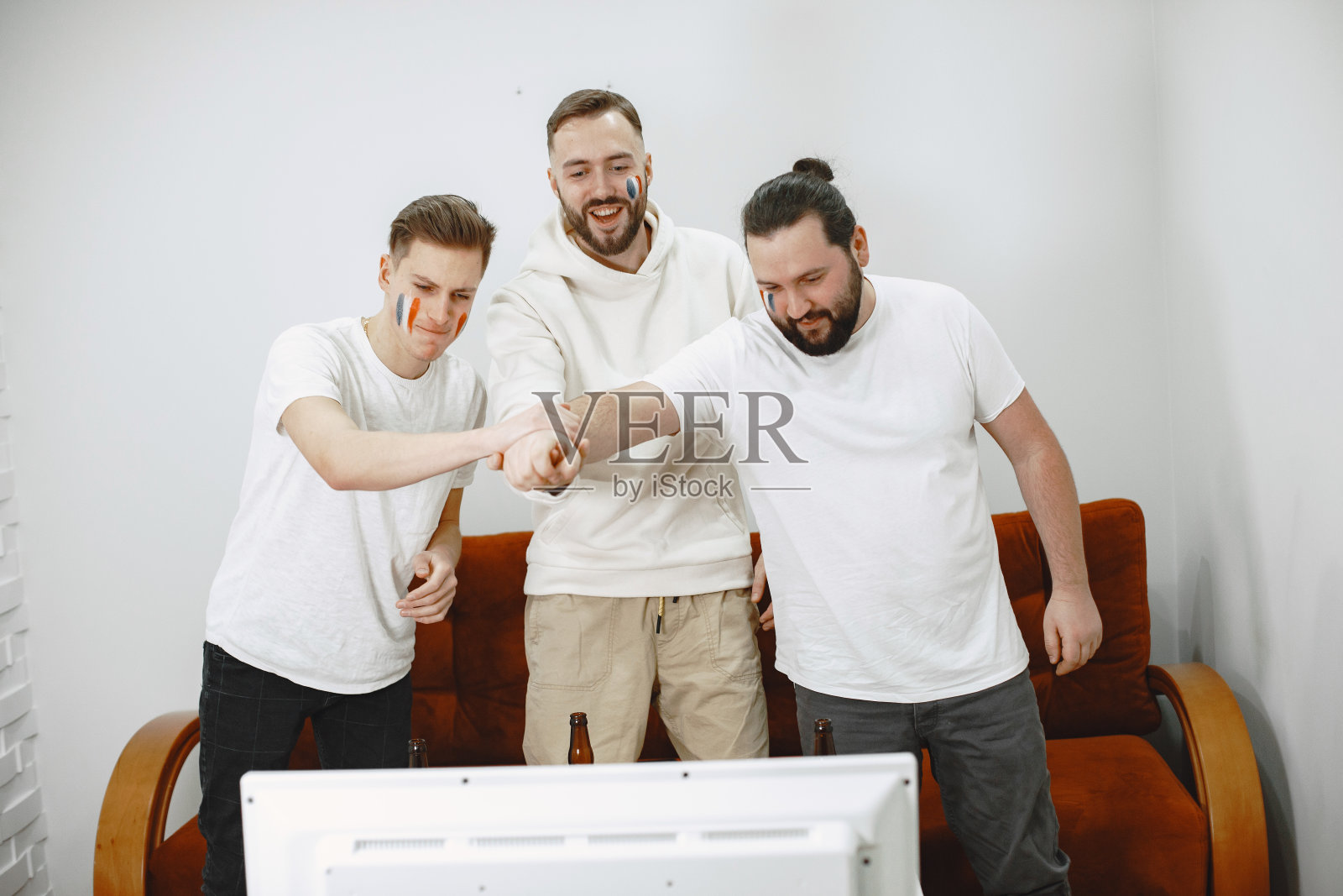 一群球迷正在电视上观看足球比赛照片摄影图片