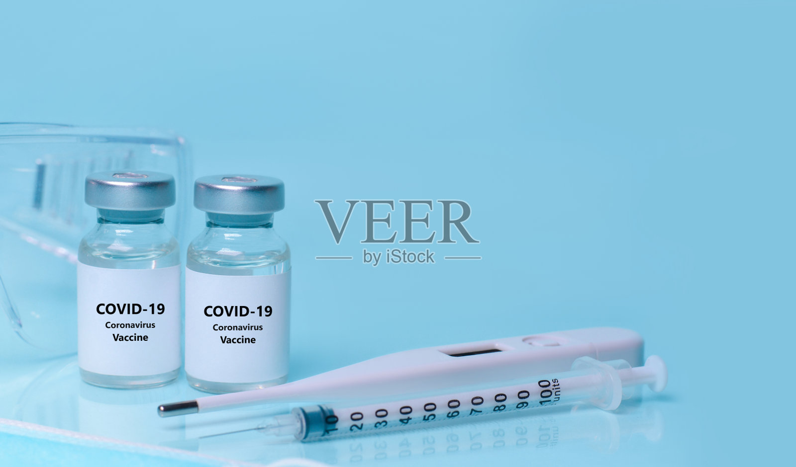 药瓶、药瓶、疫苗、注射器、口罩、体温计和防护眼镜。医学、保健和科学的概念。冠状病毒疫苗和免疫力提高。为文本复制空间。照片摄影图片