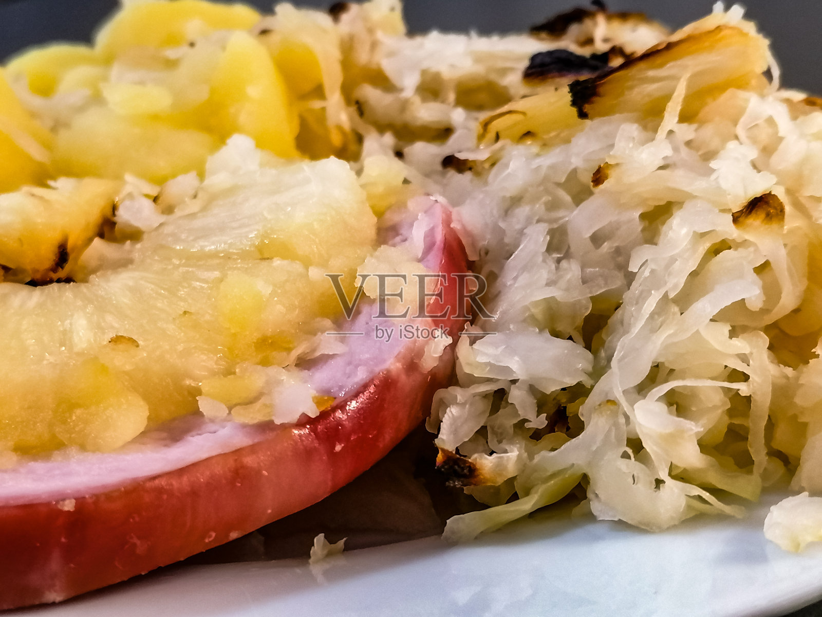 烤edceto配酸菜和菠萝照片摄影图片