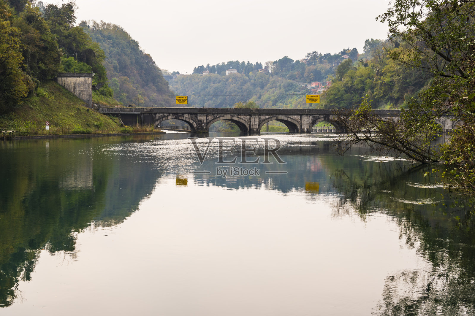 这条河增添了秋天的景色照片摄影图片