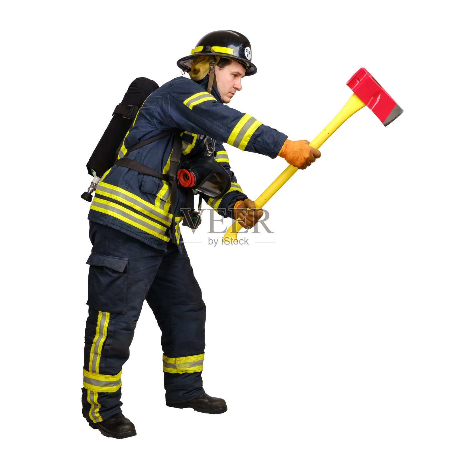 穿着消防员制服的年轻人用斧头砍照片摄影图片