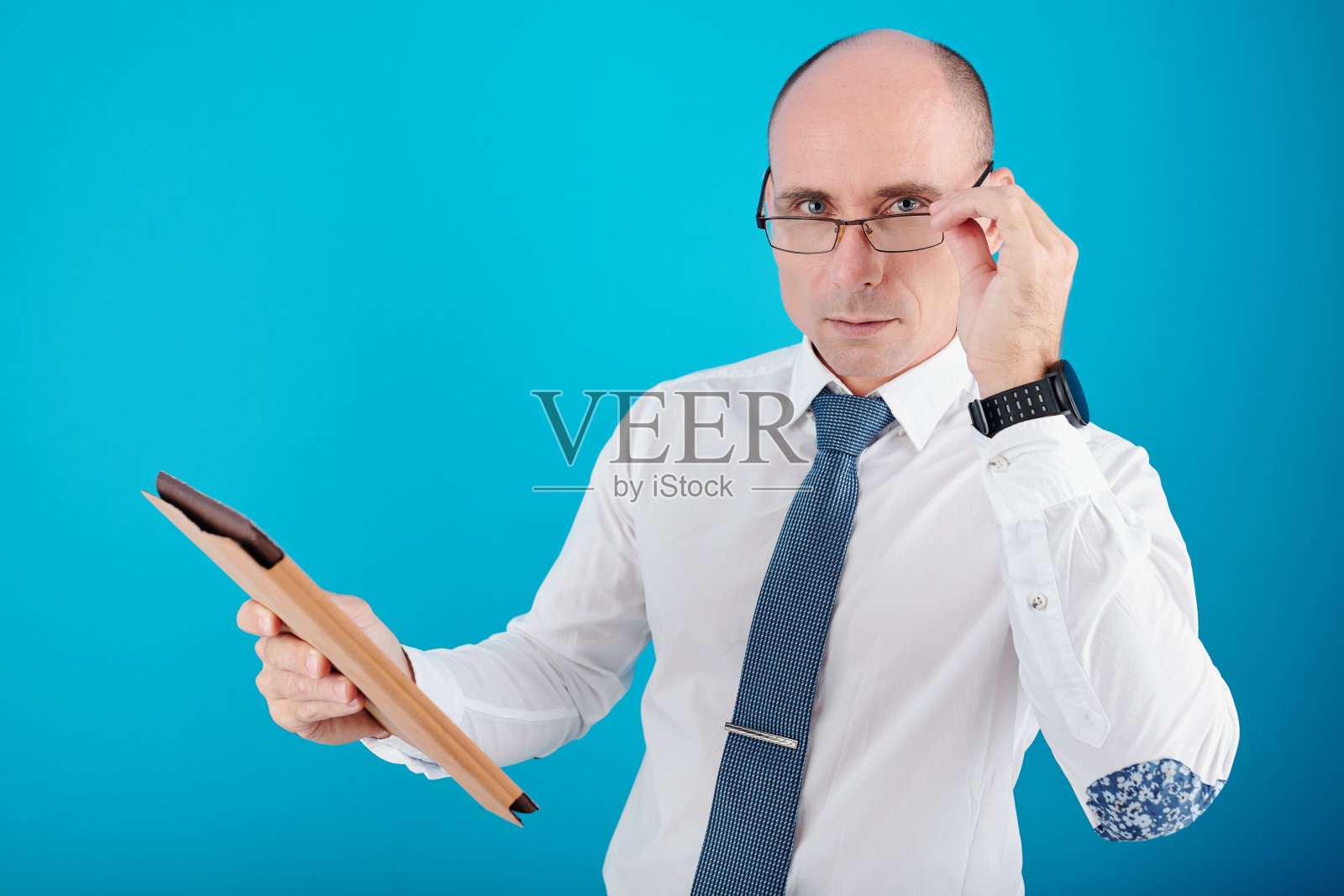 拥有数字平板电脑的严肃企业家照片摄影图片