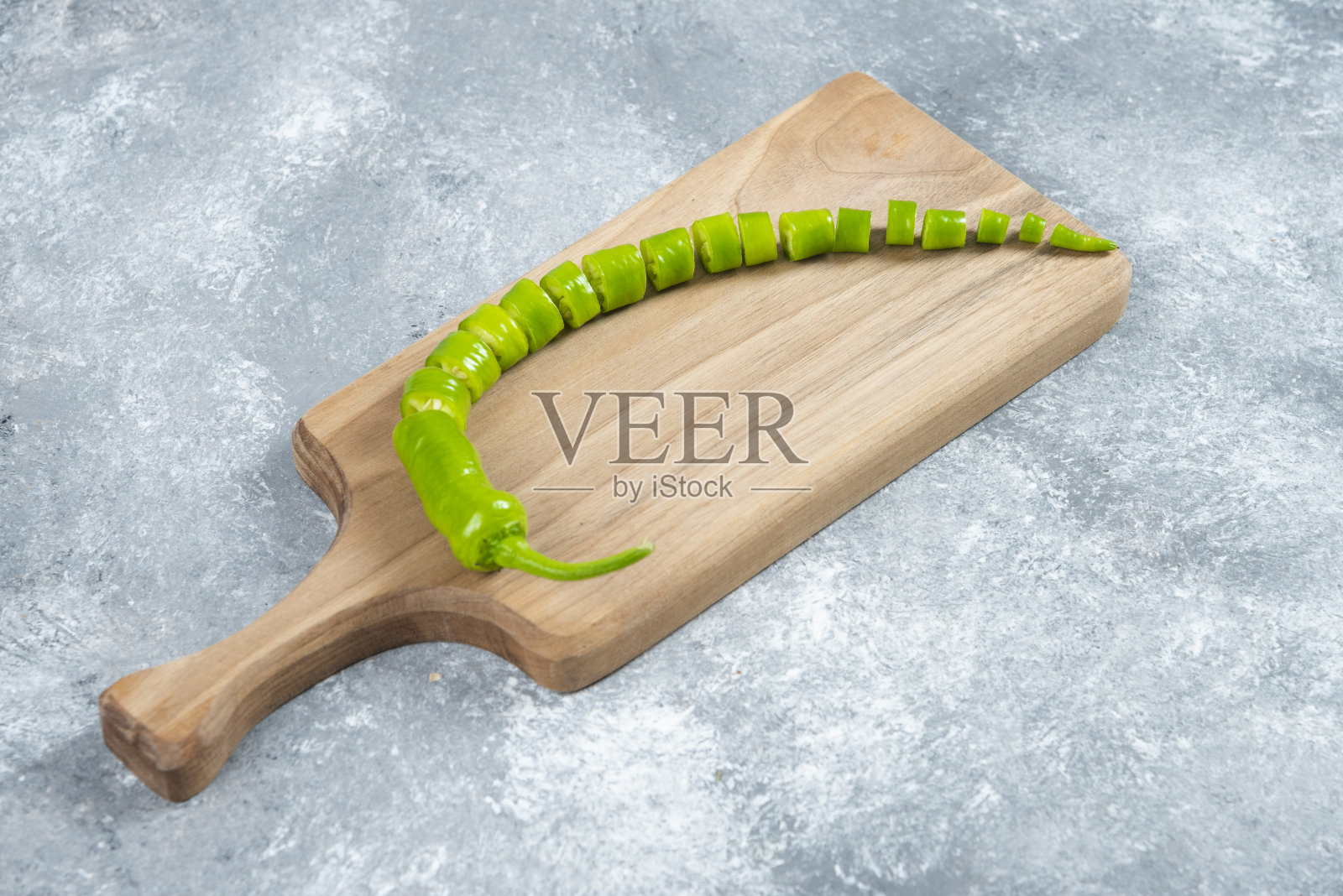 在大理石木板上切成薄片的墨西哥辣椒照片摄影图片