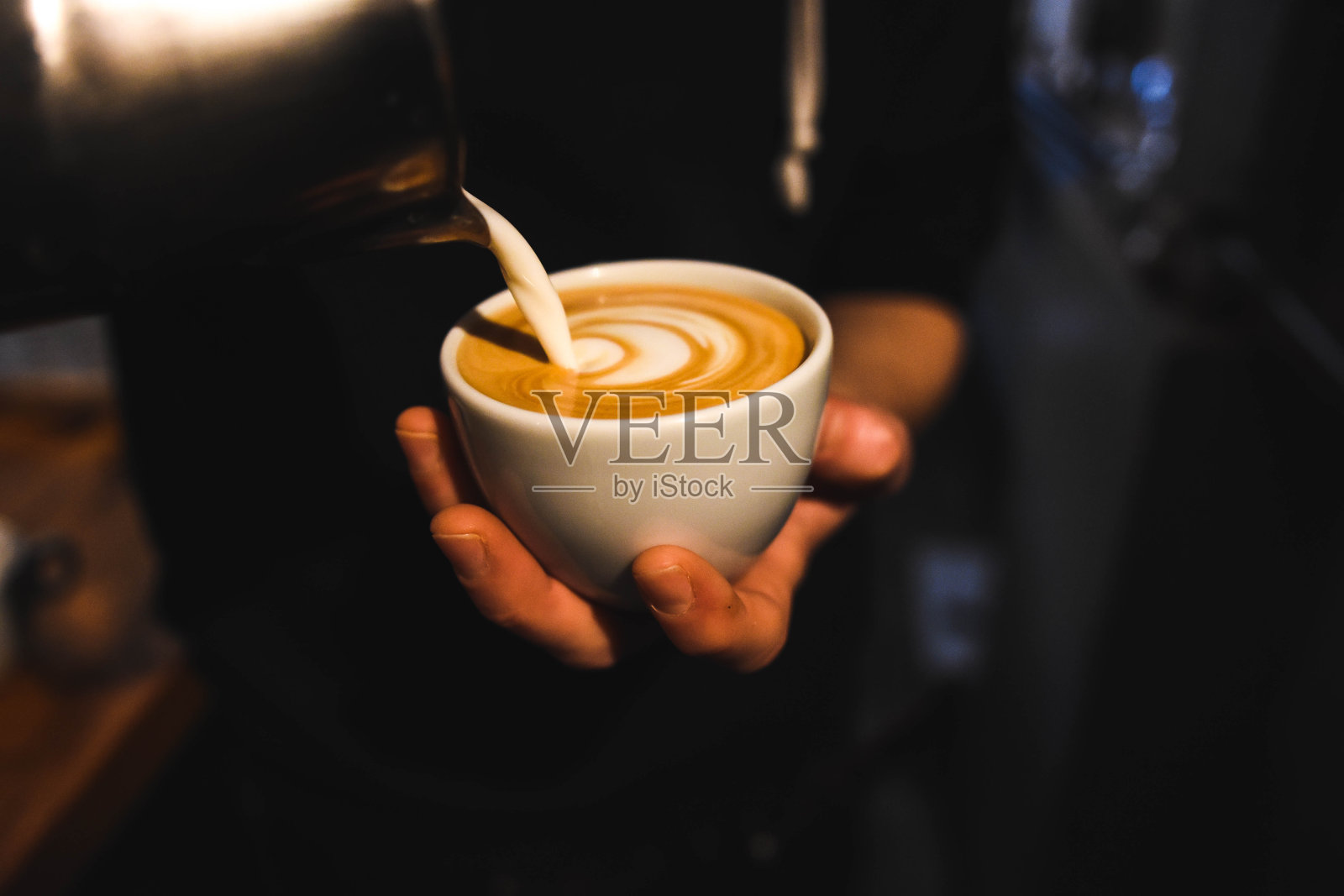 咖啡师正在准备咖啡照片摄影图片