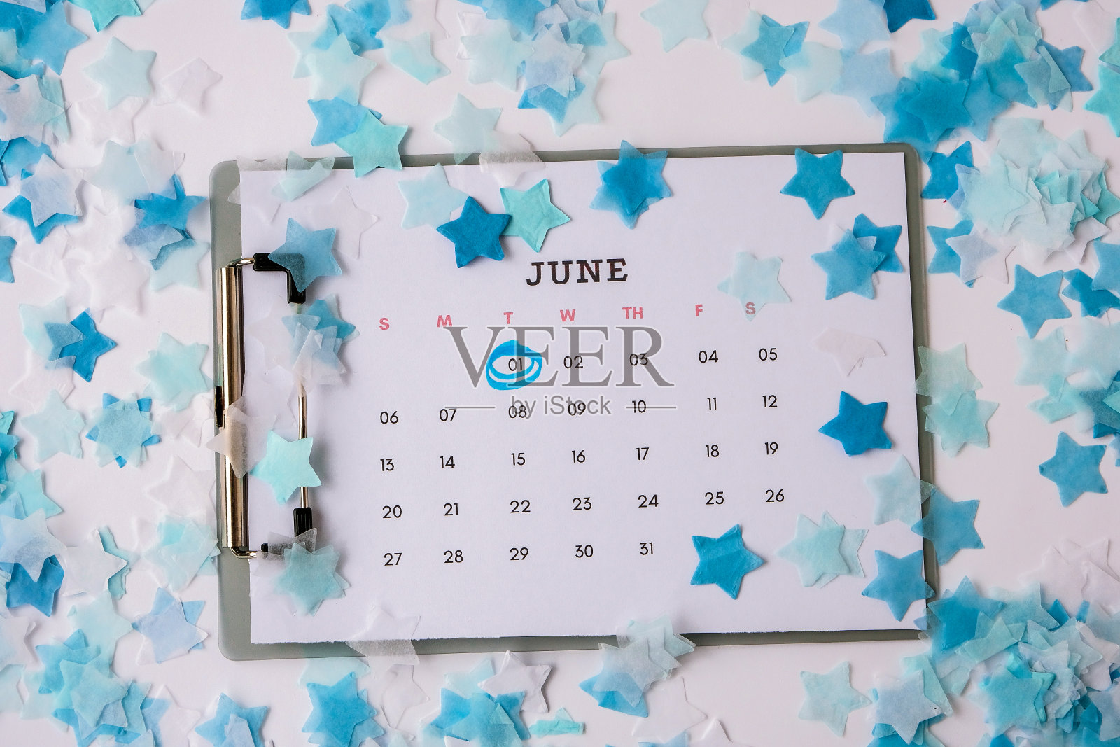 在日历上注明六月一日的日期。6月1日，世界儿童日。平的。前视图。夏天的第一天照片摄影图片