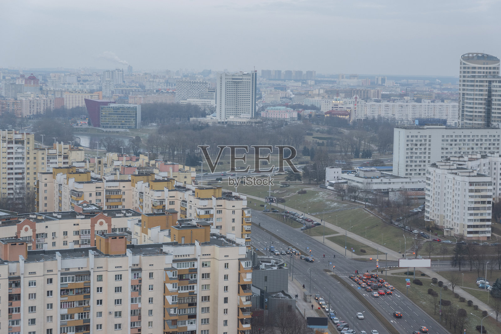 明斯克市下了冬天的雪。照片摄影图片