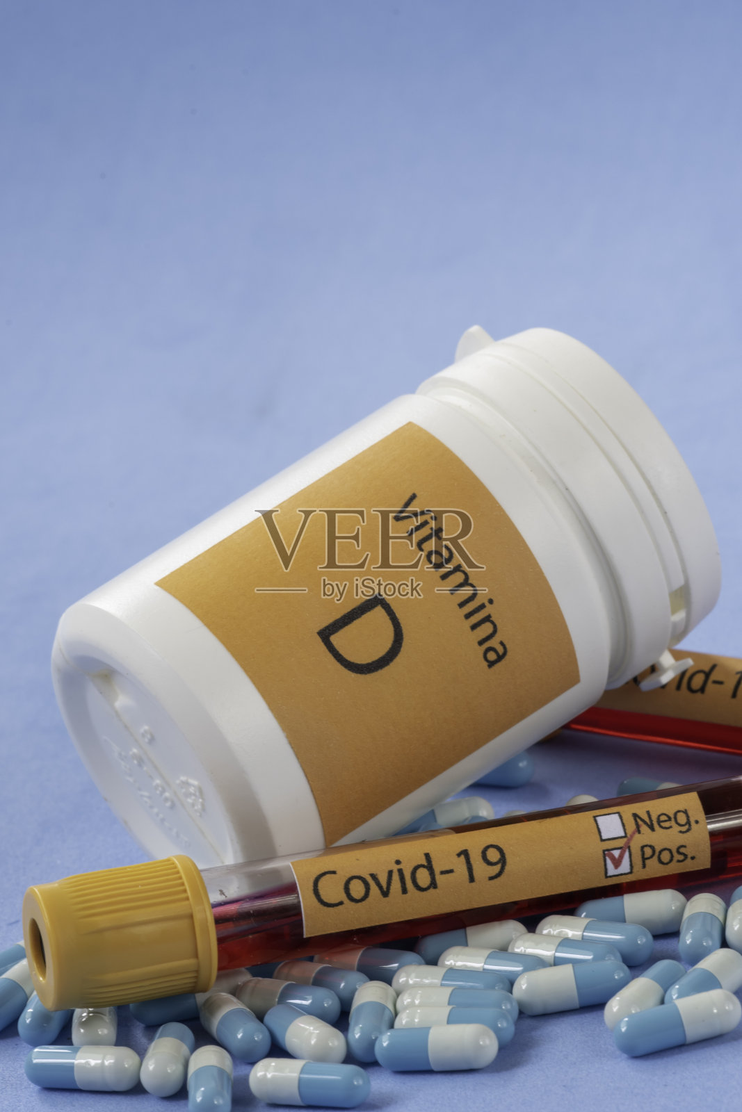 维生素D容器，周围有胶囊照片摄影图片