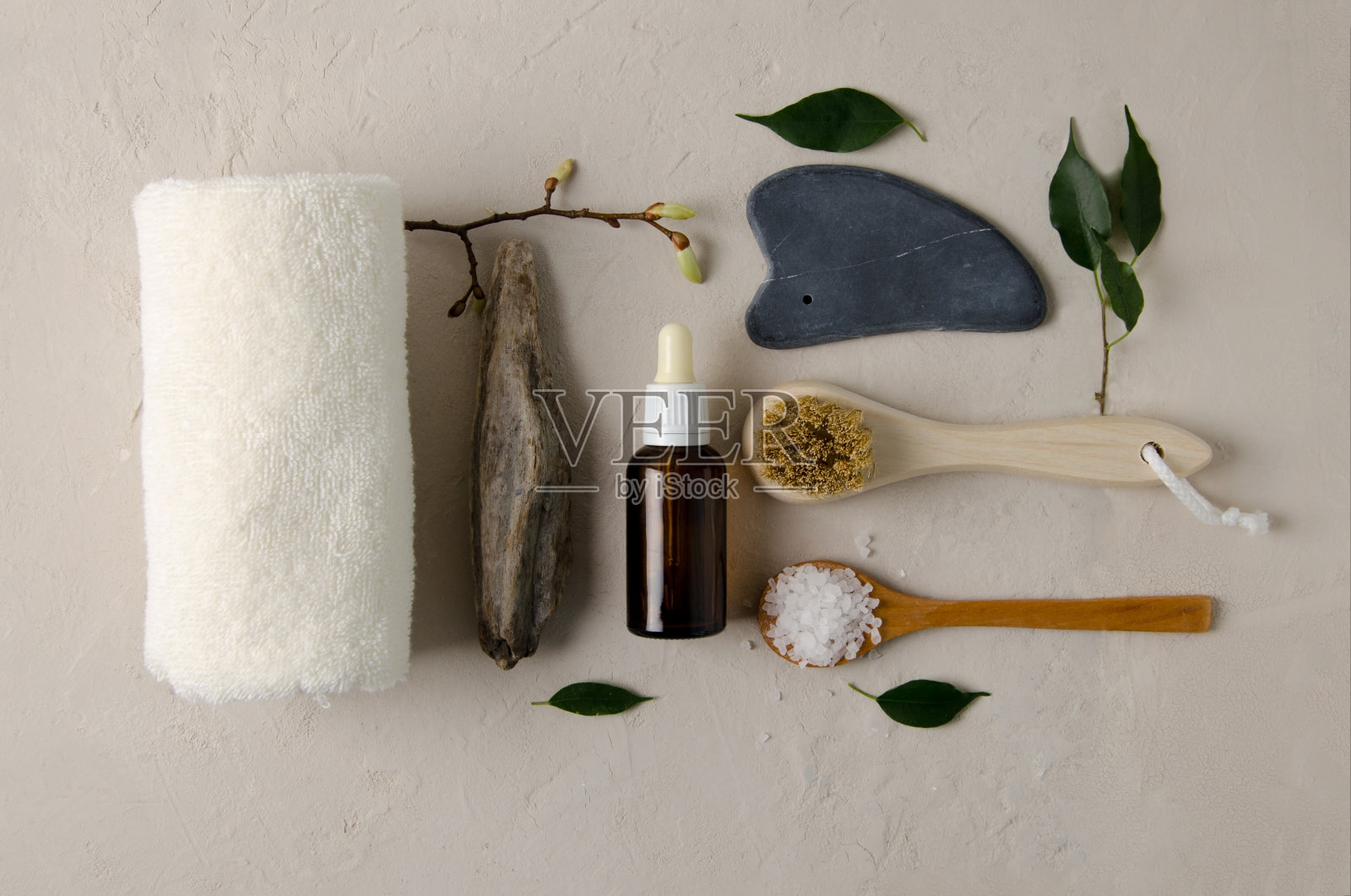 面部美容产品。天然化妆品概念-黑石水粉，棉毛巾，刷用天然刷毛，血清用天然油、盐，平整布置照片摄影图片