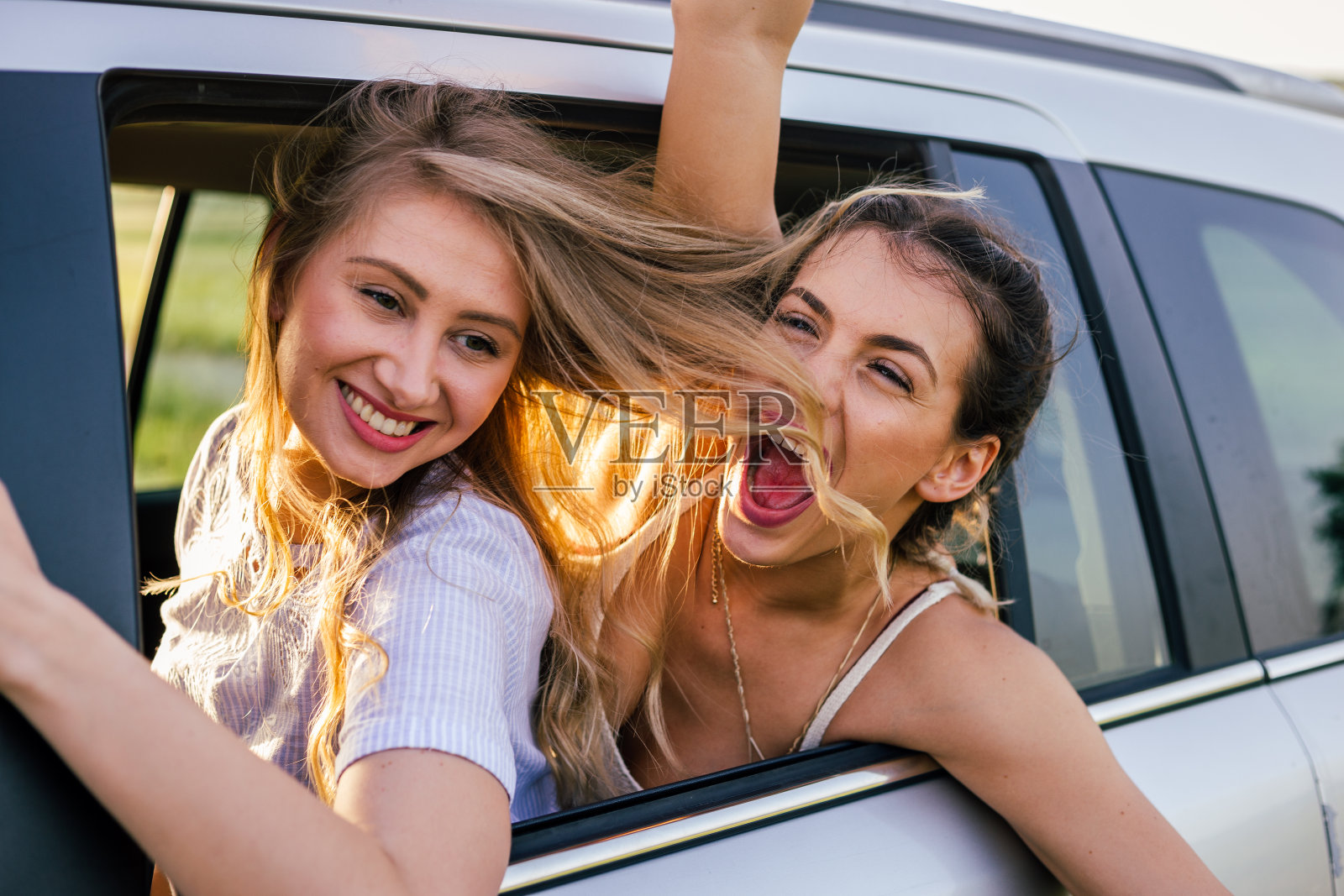 喜欢冒险的女性享受假期照片摄影图片