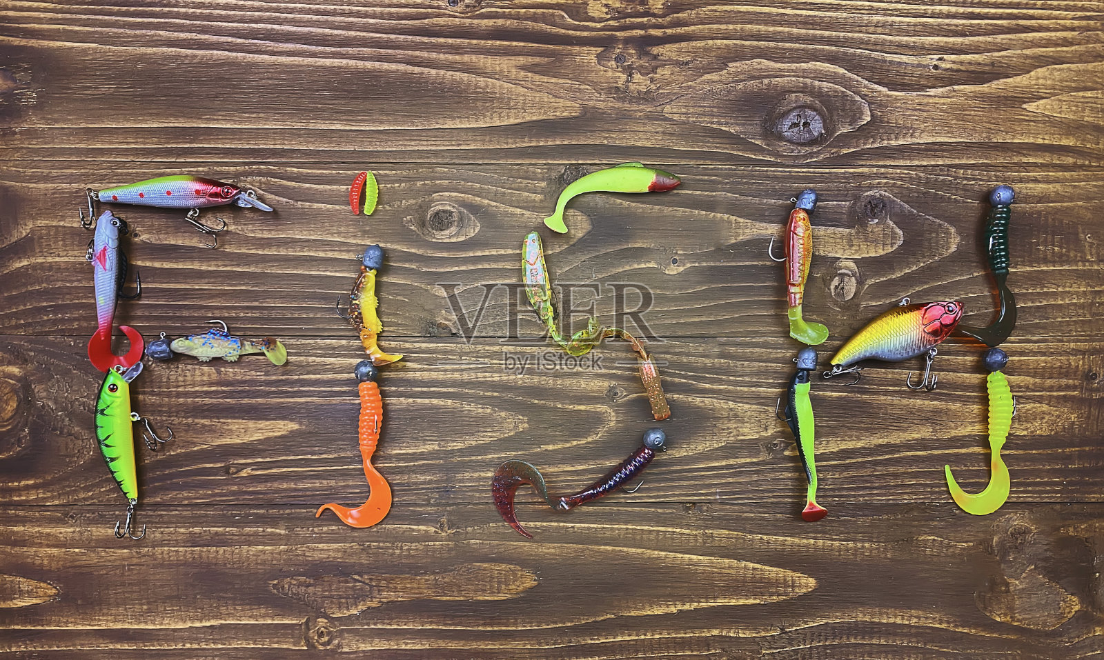 渔具。漂浮，摇晃，诱饵钩，在木制背景上。有选择性的重点照片摄影图片