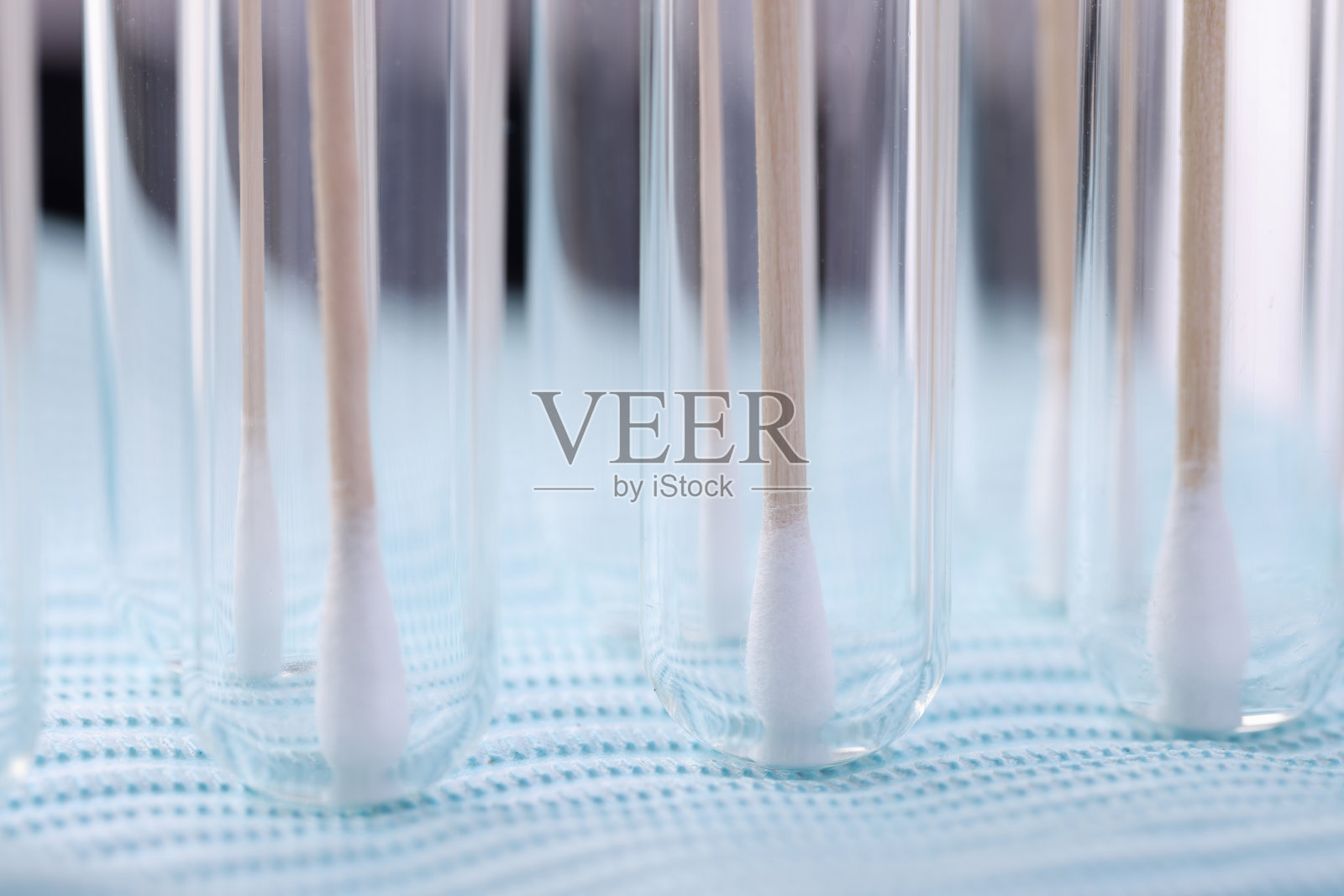 试管里有取生物材料的医用棒照片摄影图片