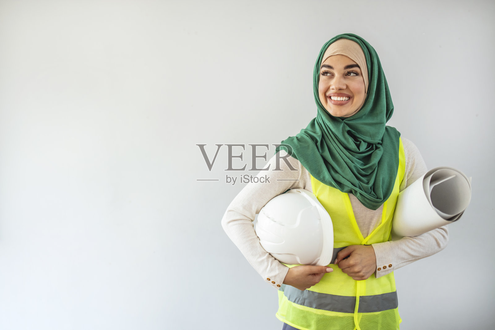 年轻的穆斯林妇女在工作。照片摄影图片