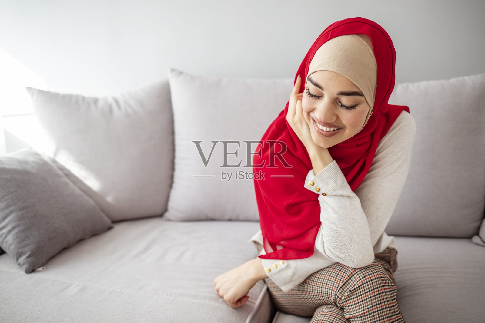 戴着头巾微笑的年轻穆斯林妇女照片摄影图片