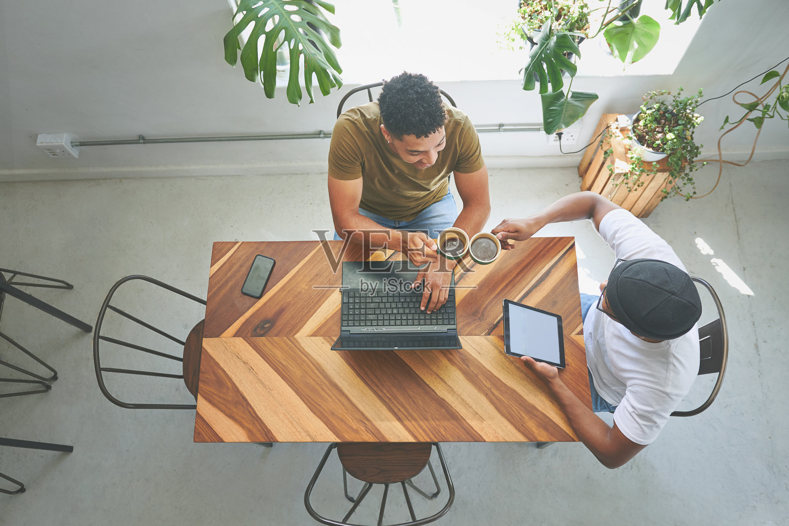 为更多的兄弟情谊时刻干杯!照片摄影图片