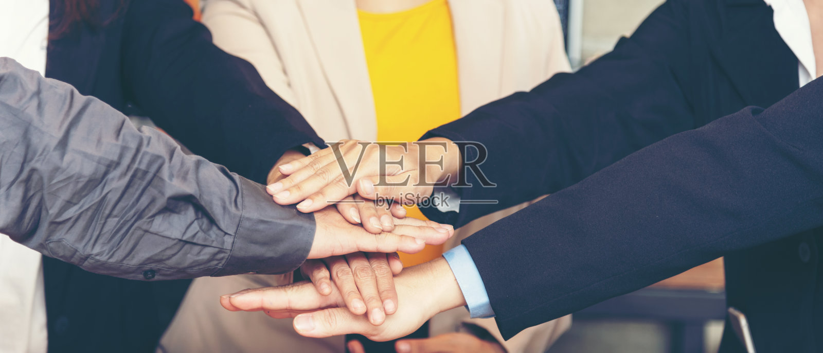 团队合作的成功。在办公室与合作伙伴会面后，执行业务人员集体合作，展示团队精神，并携手合作。经营理念。照片摄影图片