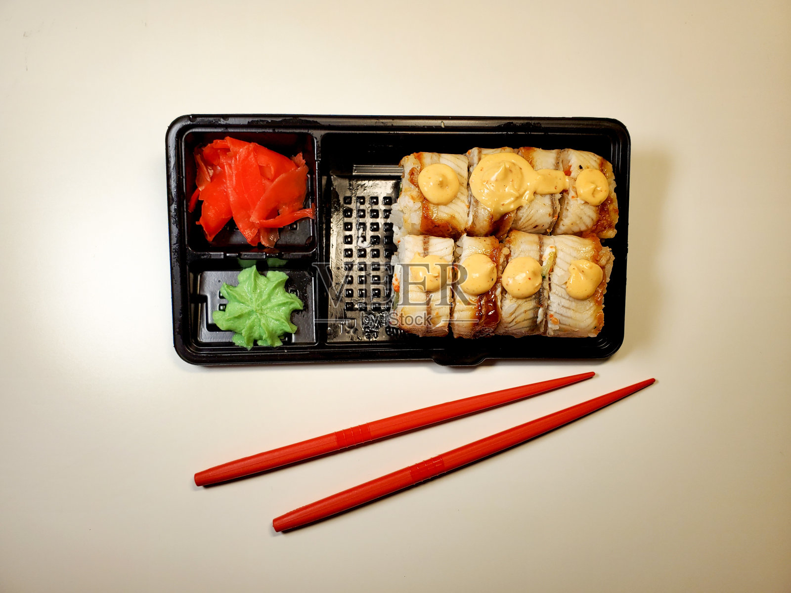 冠状病毒隔离期间的在线订餐和送货上门服务。送寿司和卷照片摄影图片