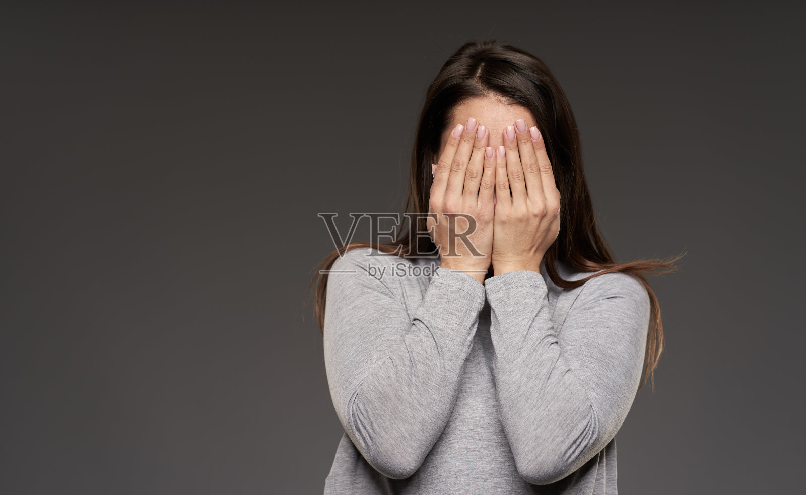 女人遮住脸照片摄影图片