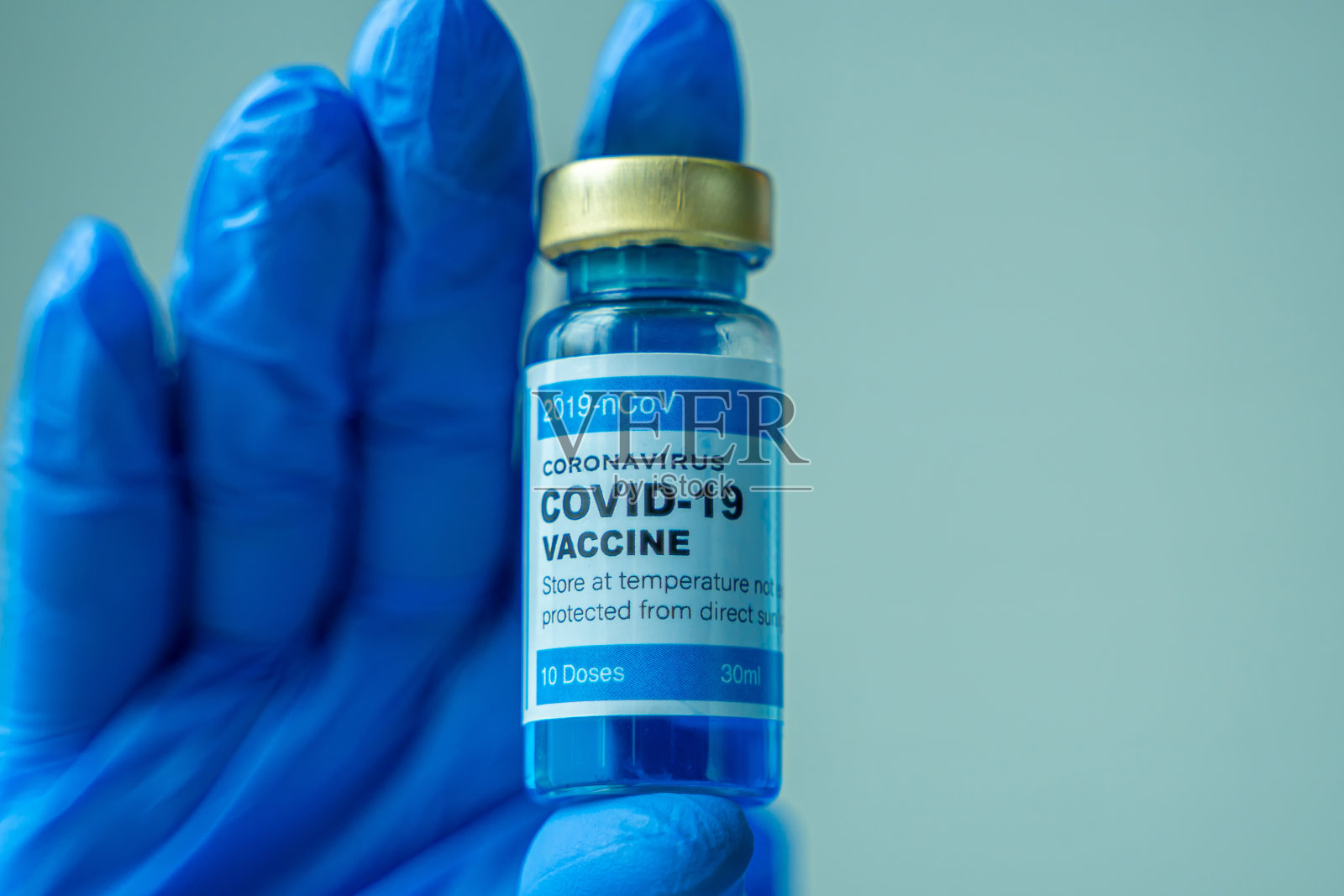 手握COVID-19疫苗瓶软聚焦照片摄影图片