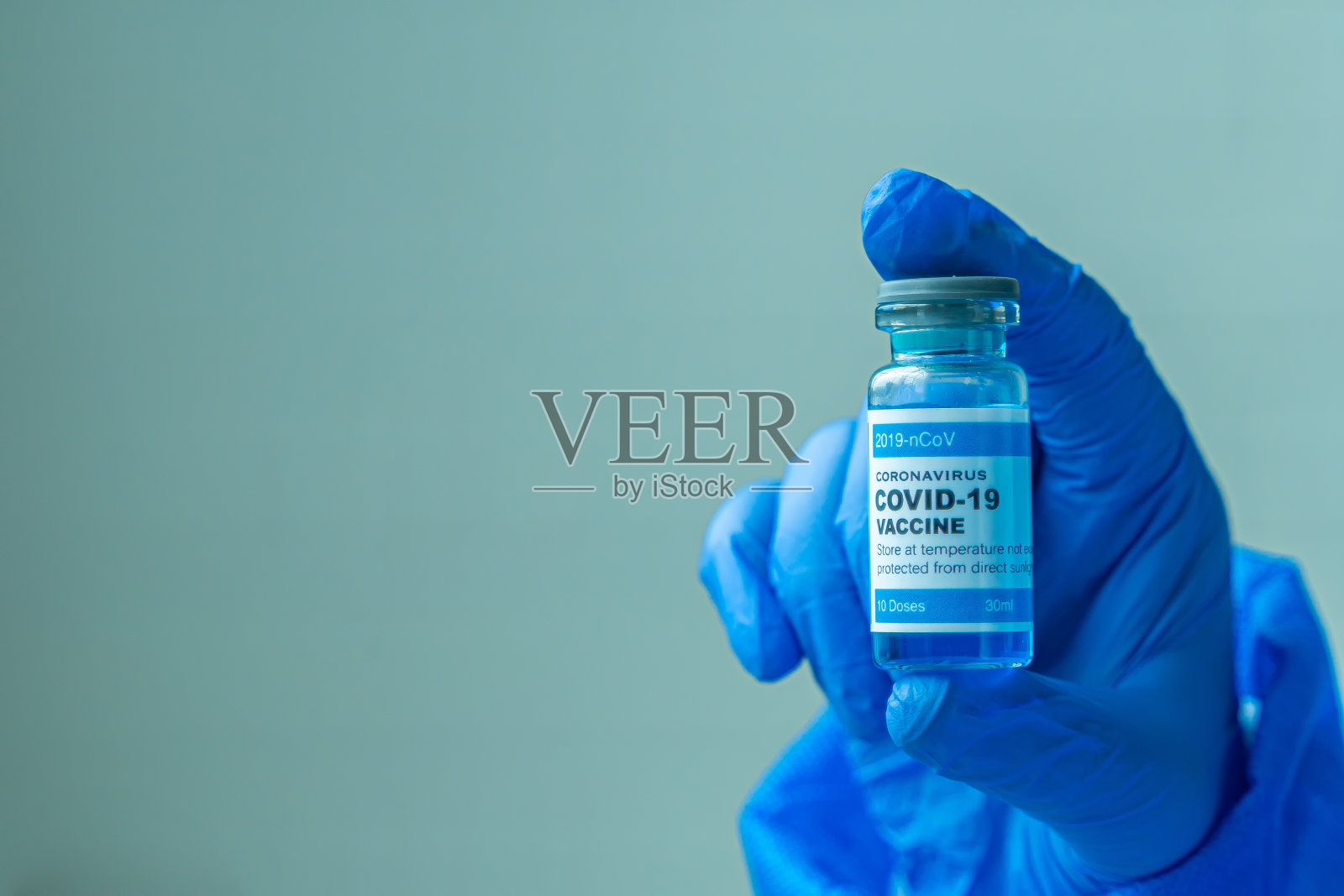 手握COVID-19疫苗瓶软聚焦照片摄影图片