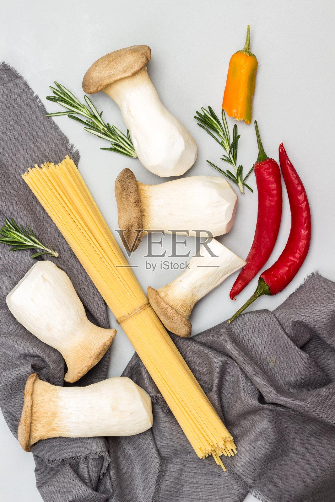 意大利面，蘑菇和红辣椒。照片摄影图片