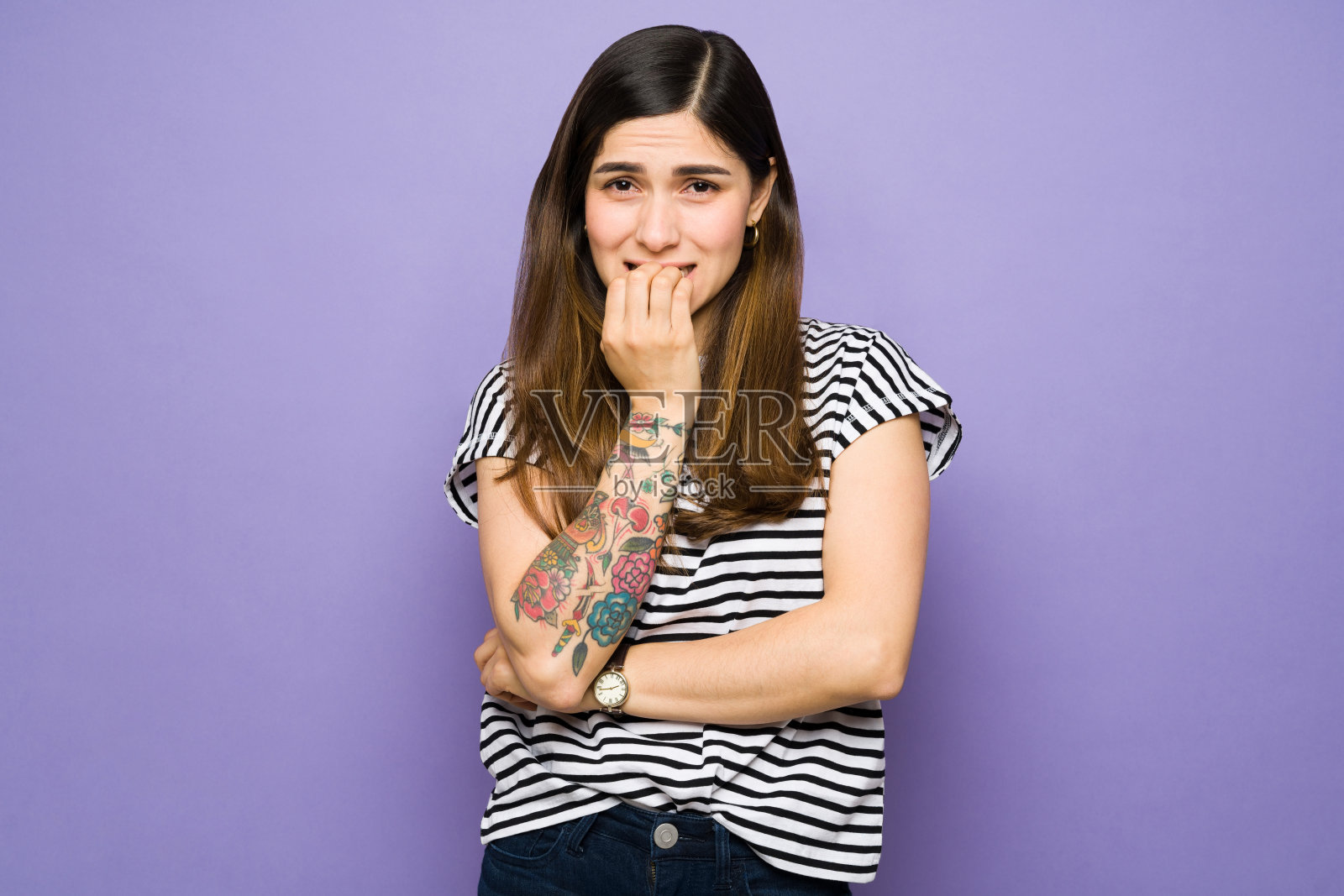 西班牙年轻女子感到压力和恐惧照片摄影图片