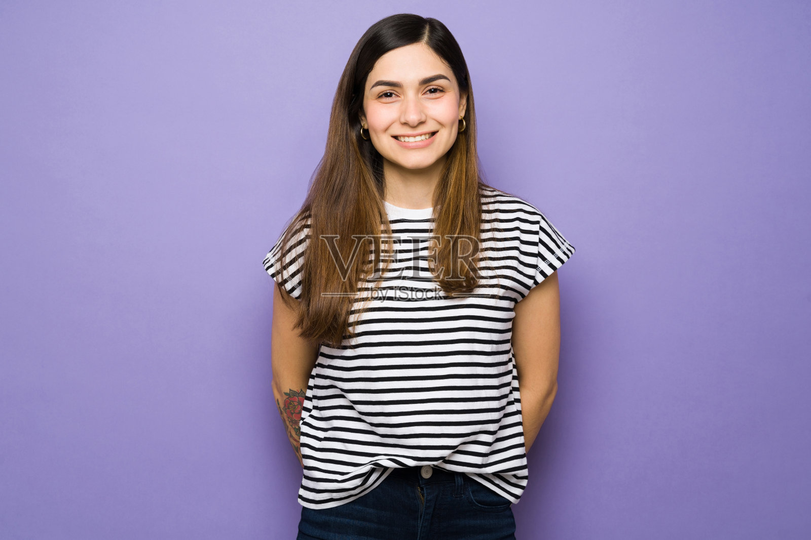 拉丁年轻女子用眼神交流并微笑照片摄影图片