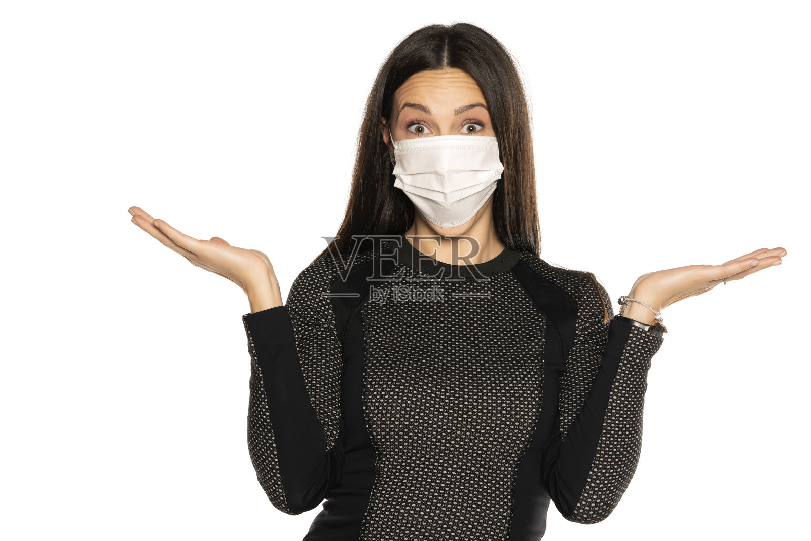 美丽的广告年轻女子与保护面具在她的脸在白色的背景照片摄影图片