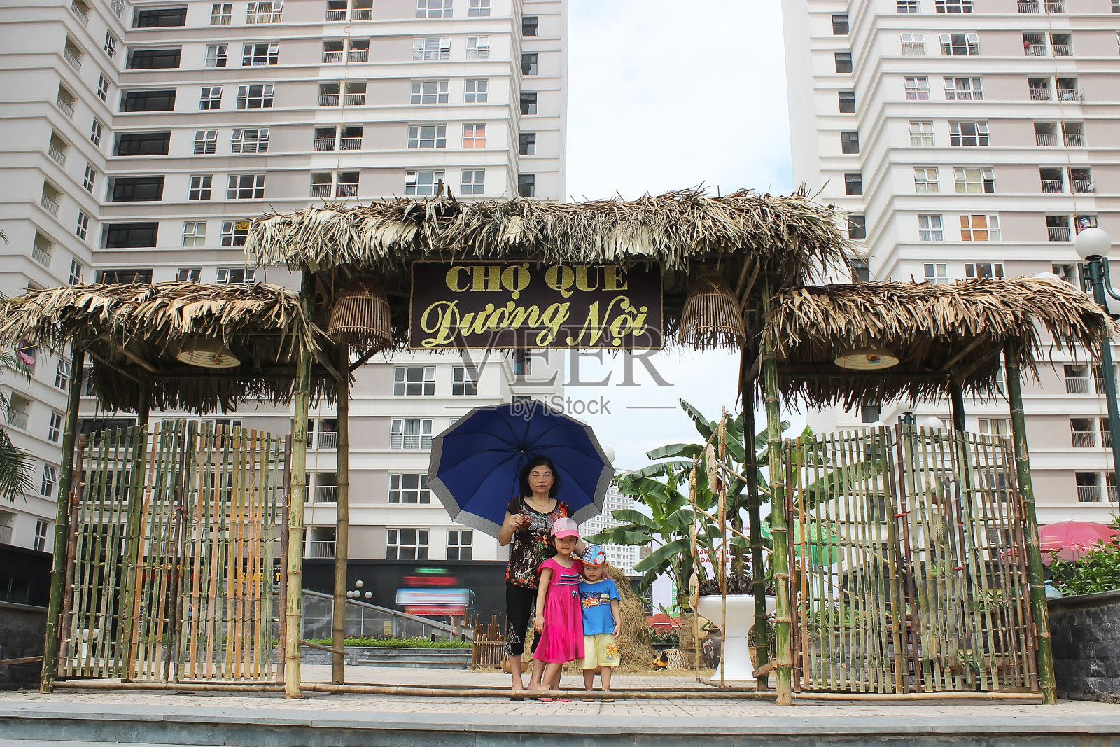 越南，河内，Duong Noi的集市:祖母和她的孩子在一个夏日的集市上照片摄影图片