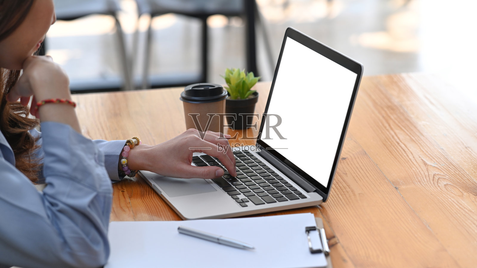 年轻女子在咖啡厅用手提电脑上网。照片摄影图片