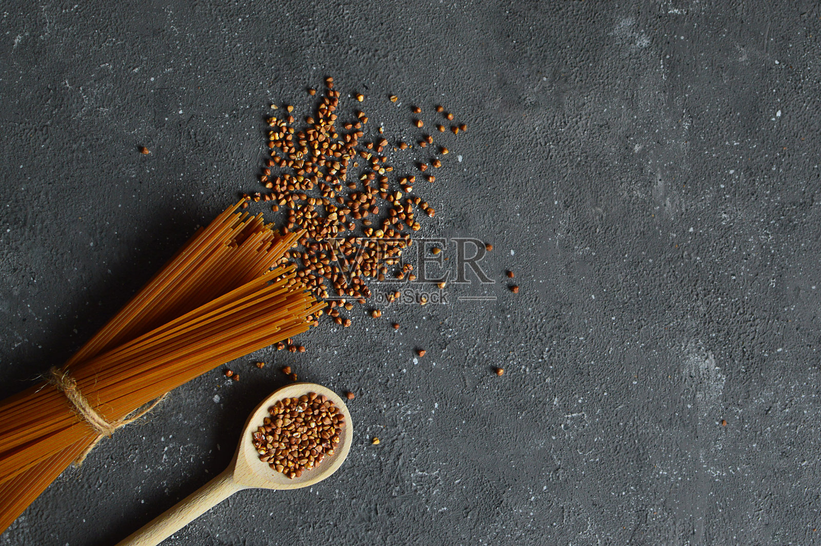 荞麦生面条串孤立在白色照片摄影图片
