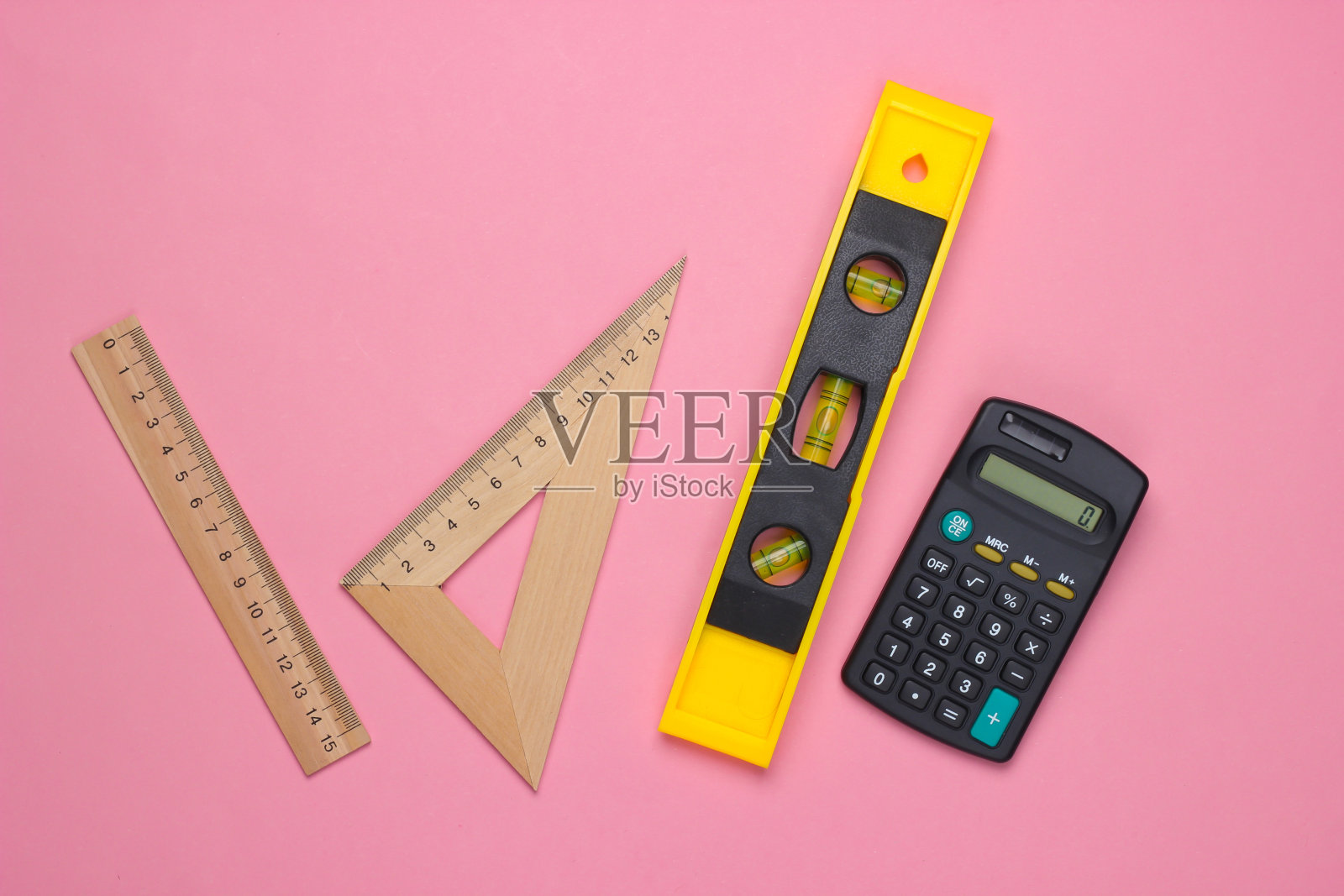 工程建设用品在粉红色的粉彩背景。构造级，标尺，计算器。俯视图照片摄影图片