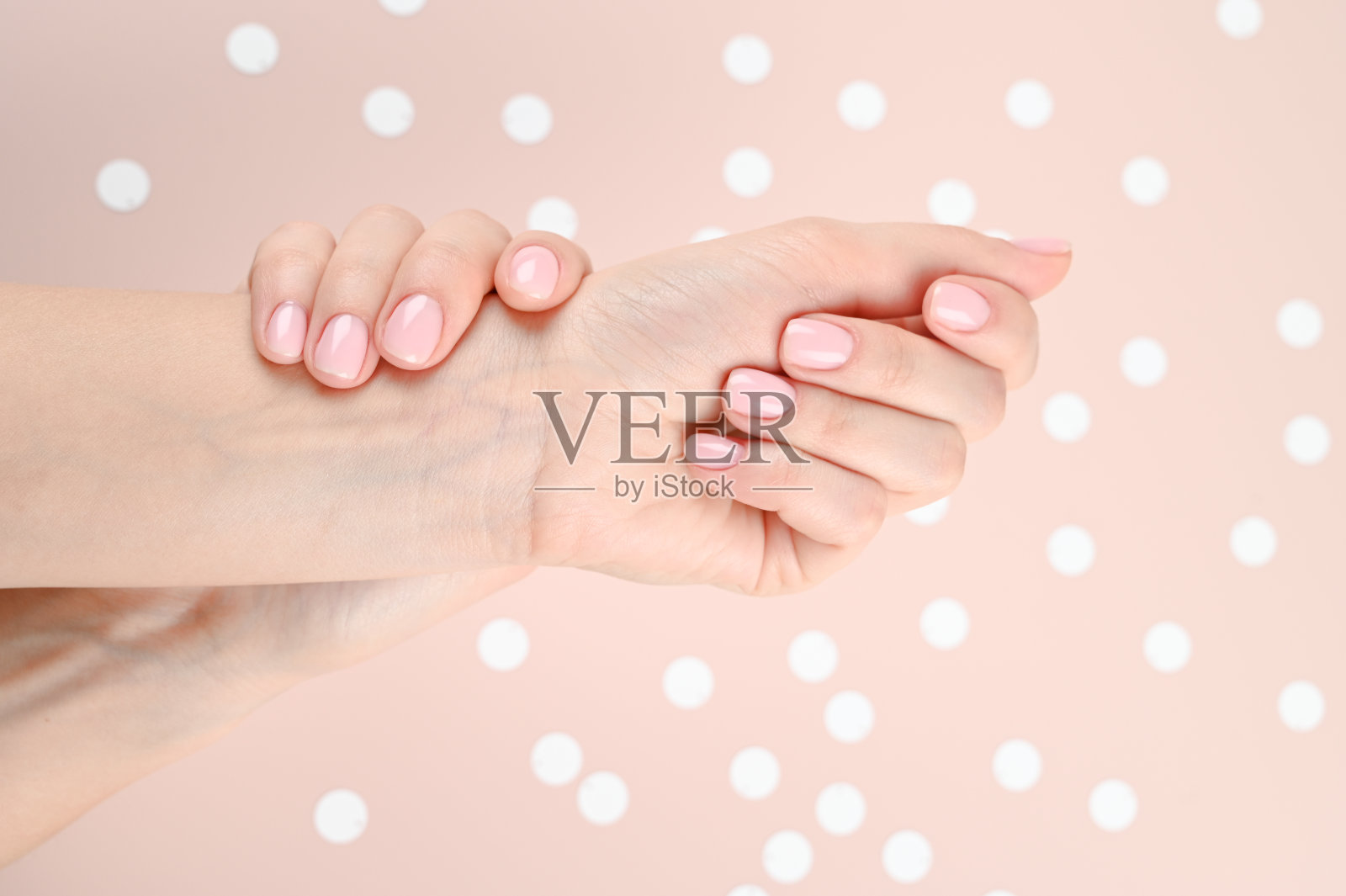 柔嫩的女性手，裸指甲照片摄影图片