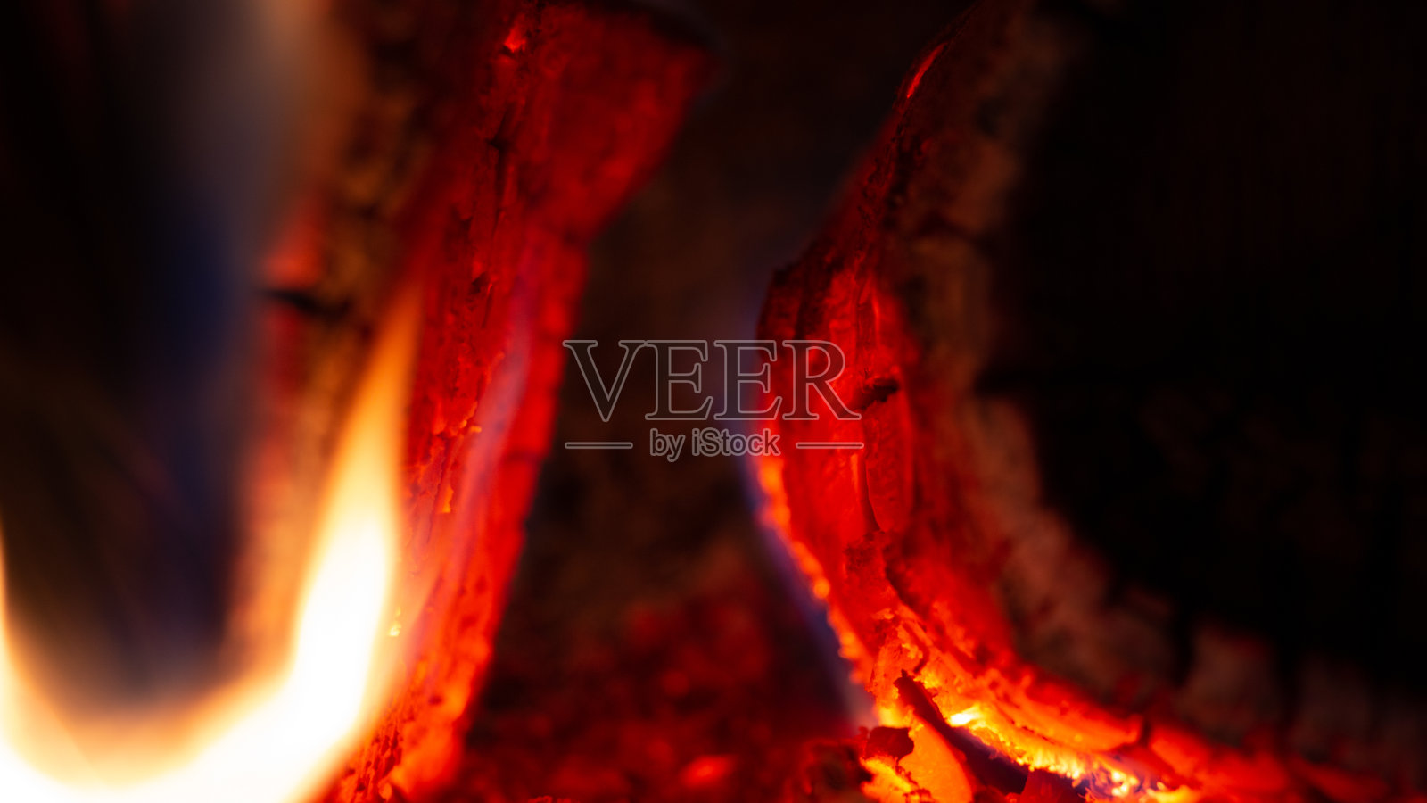 木柴在炉子里燃烧照片摄影图片