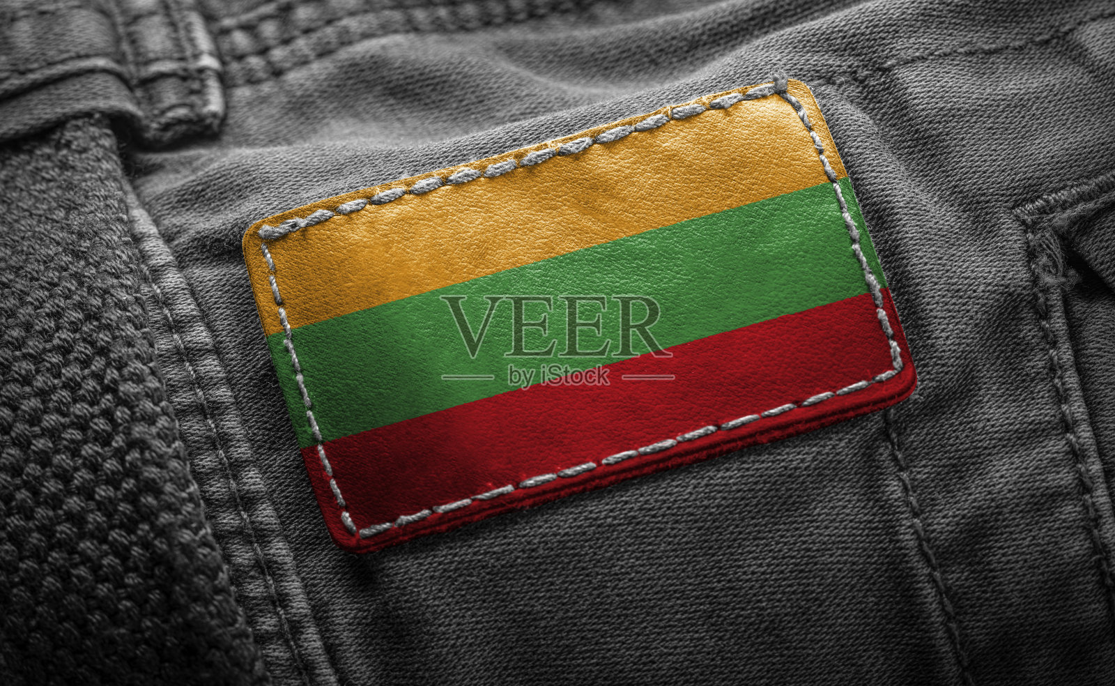 在立陶宛国旗形式的深色衣服上的标签照片摄影图片