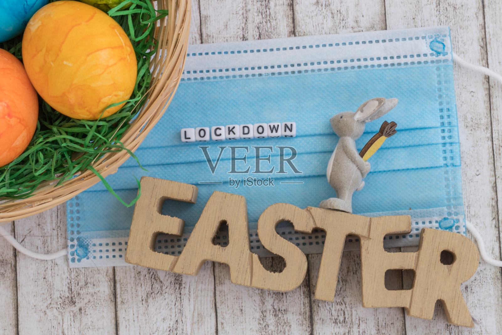 复活节彩蛋和“禁闭”字以及高角度视角的复活节照片摄影图片