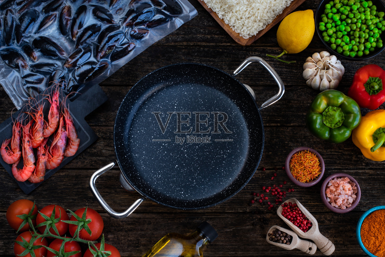 在厨房柜台上准备一顿海鲜大餐。照片摄影图片