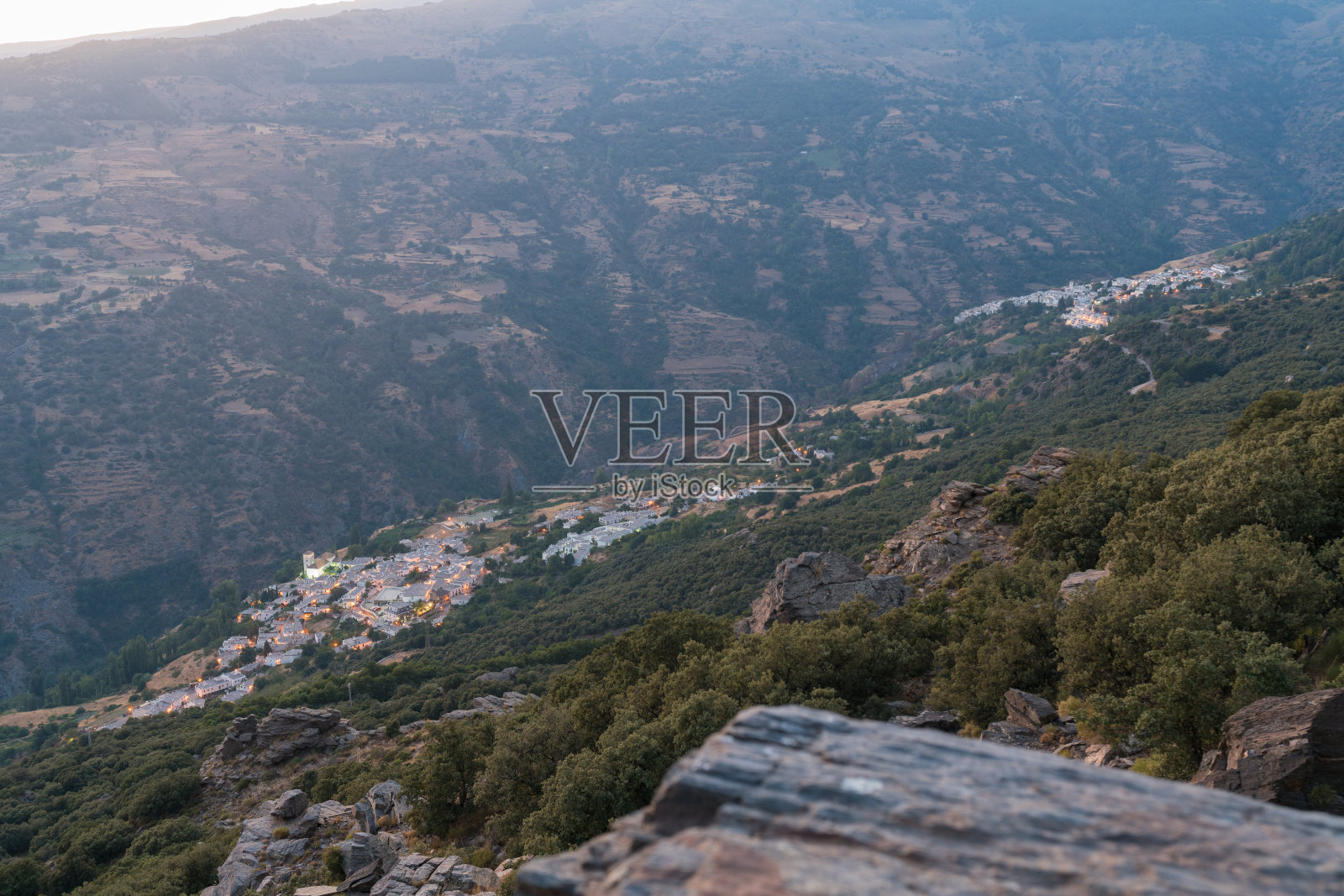 西班牙南部内华达山脉的日落照片摄影图片