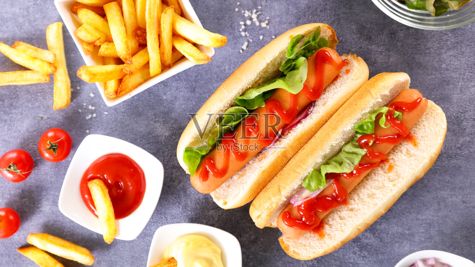 热狗配薯条和酱汁照片摄影图片