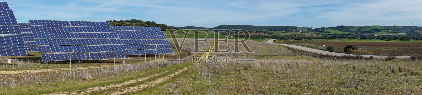 安达卢西亚乡村许多大型太阳能电池板的全景图照片摄影图片