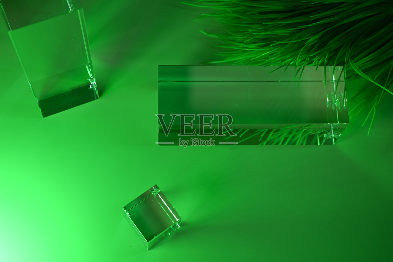 绿色模型草和玻璃照片摄影图片