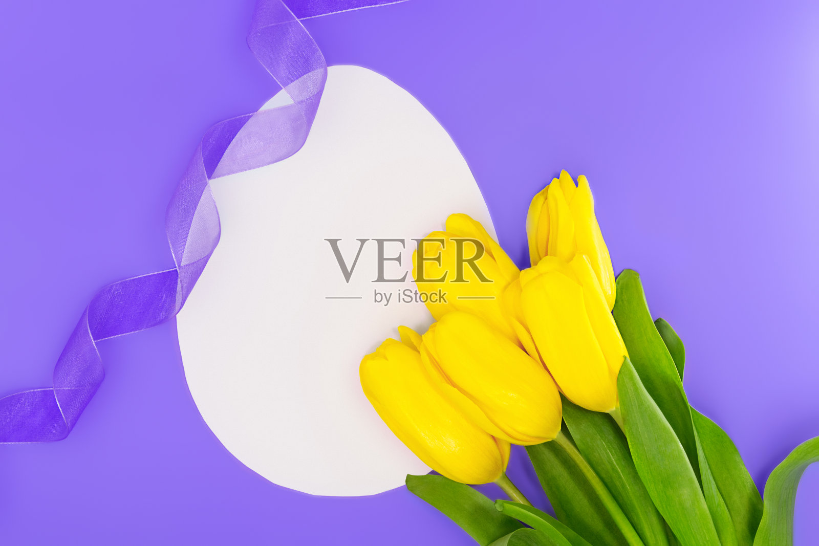 黄色郁金香与白色纸鸡蛋表文字与丝带。复活节，妇女节，母亲节，生日背景。本空间照片摄影图片